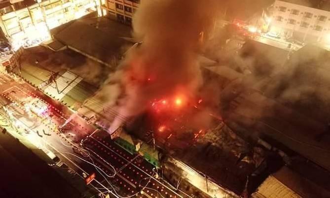 社頭菜市場深夜傳出火警,濃煙不斷往上竄。(彰化踢爆網提供)