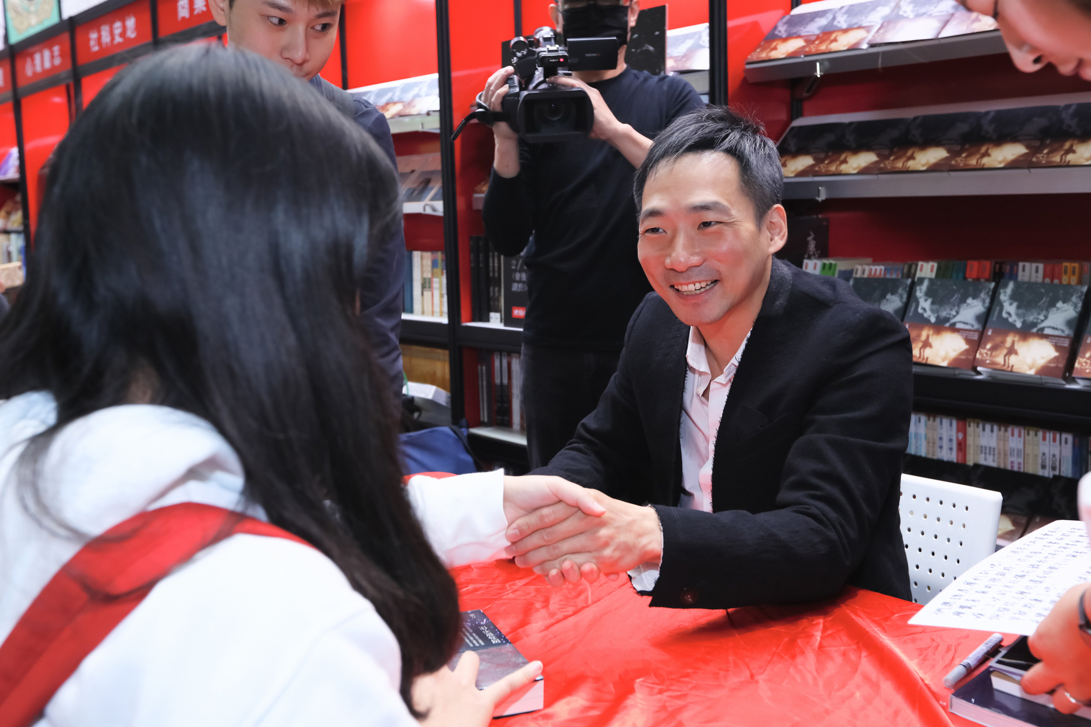 石頭在台北國際書展上,與書迷分享創作背後的點滴。(時報出版提供)