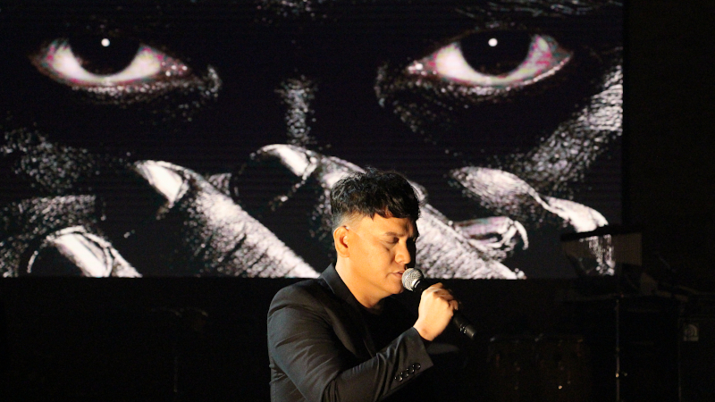 桑布伊曾跟紀曉君的阿公學習古謠。（公視提供）