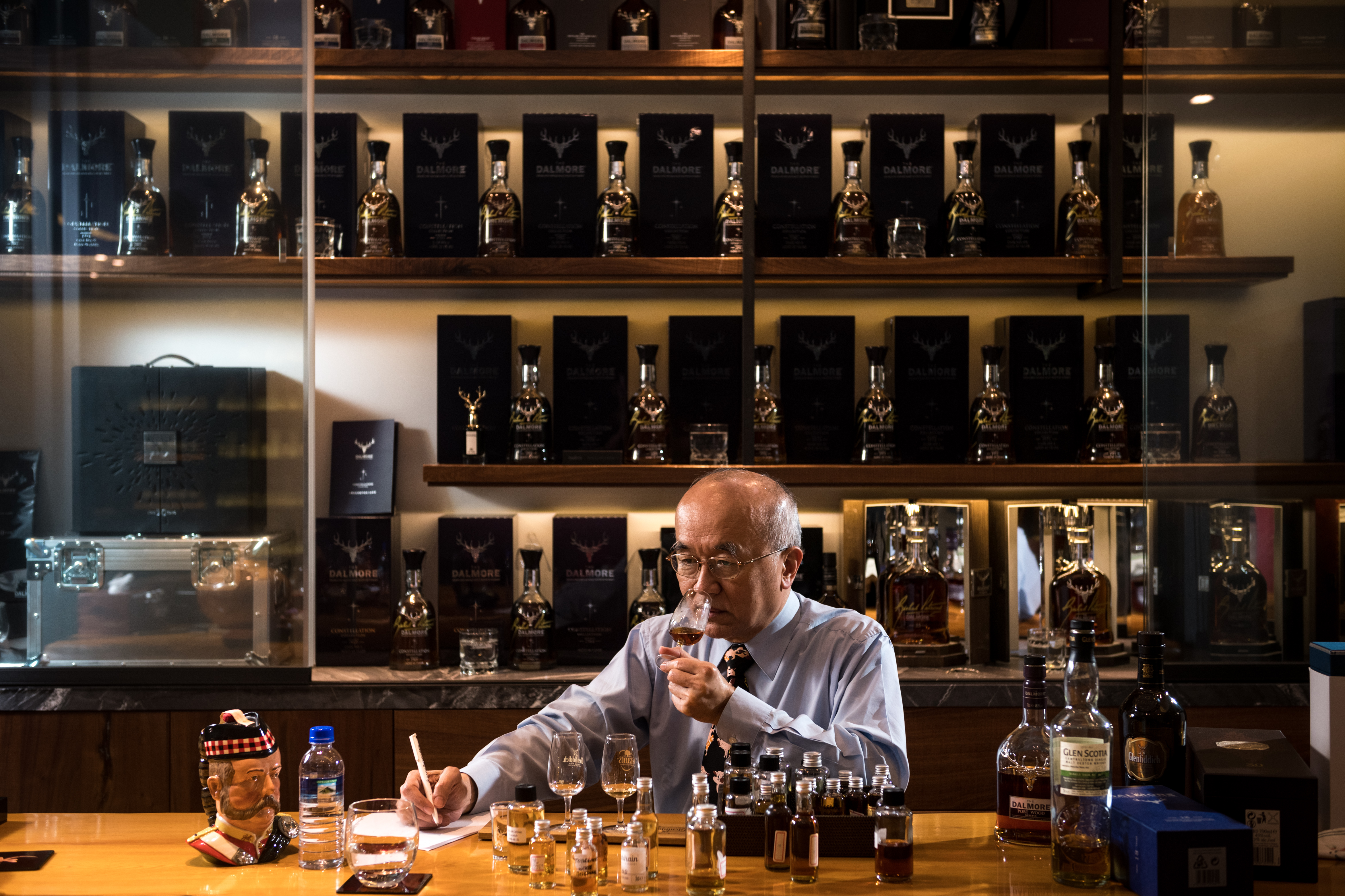 林仁博收藏威士忌只進不出，背後的酒牆包括「大摩星宿系列」等大摩珍稀酒款。