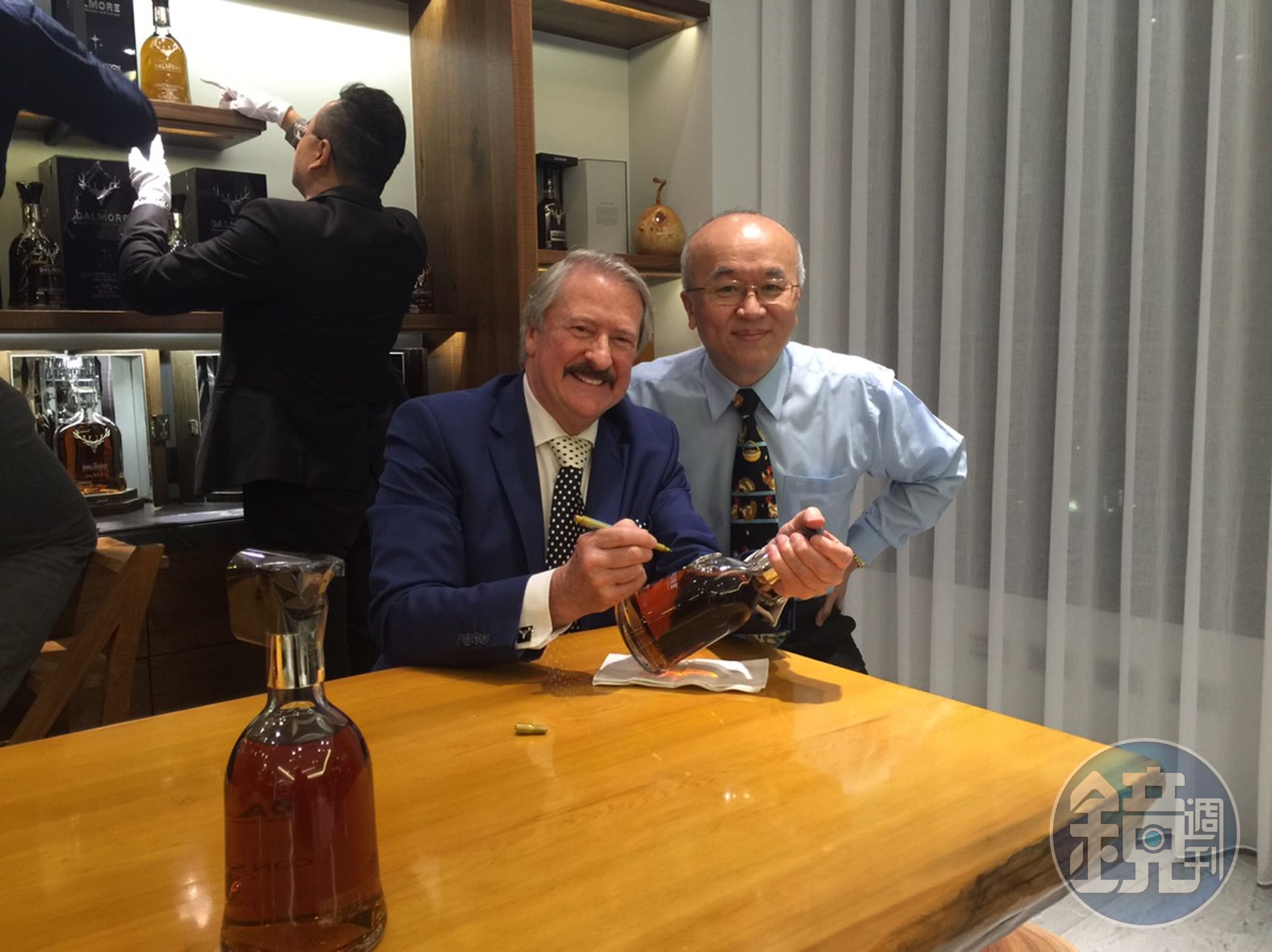 大摩首席調酒師Richard Paterson（左）來訪林仁博（右）的家，為每支藏酒簽名。（林仁博提供）