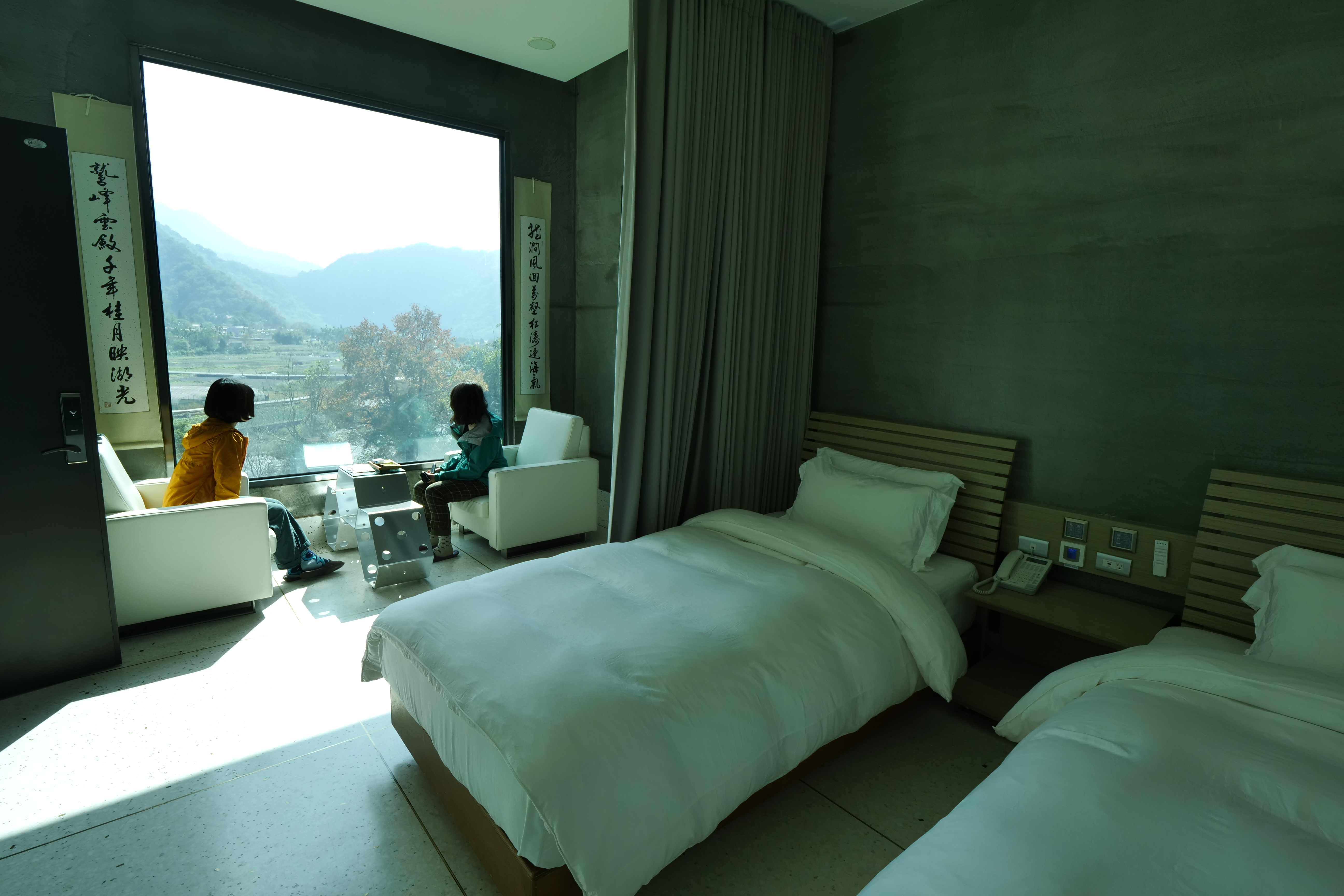 坐在「青天山房」的客房內，即能擁景入眼。