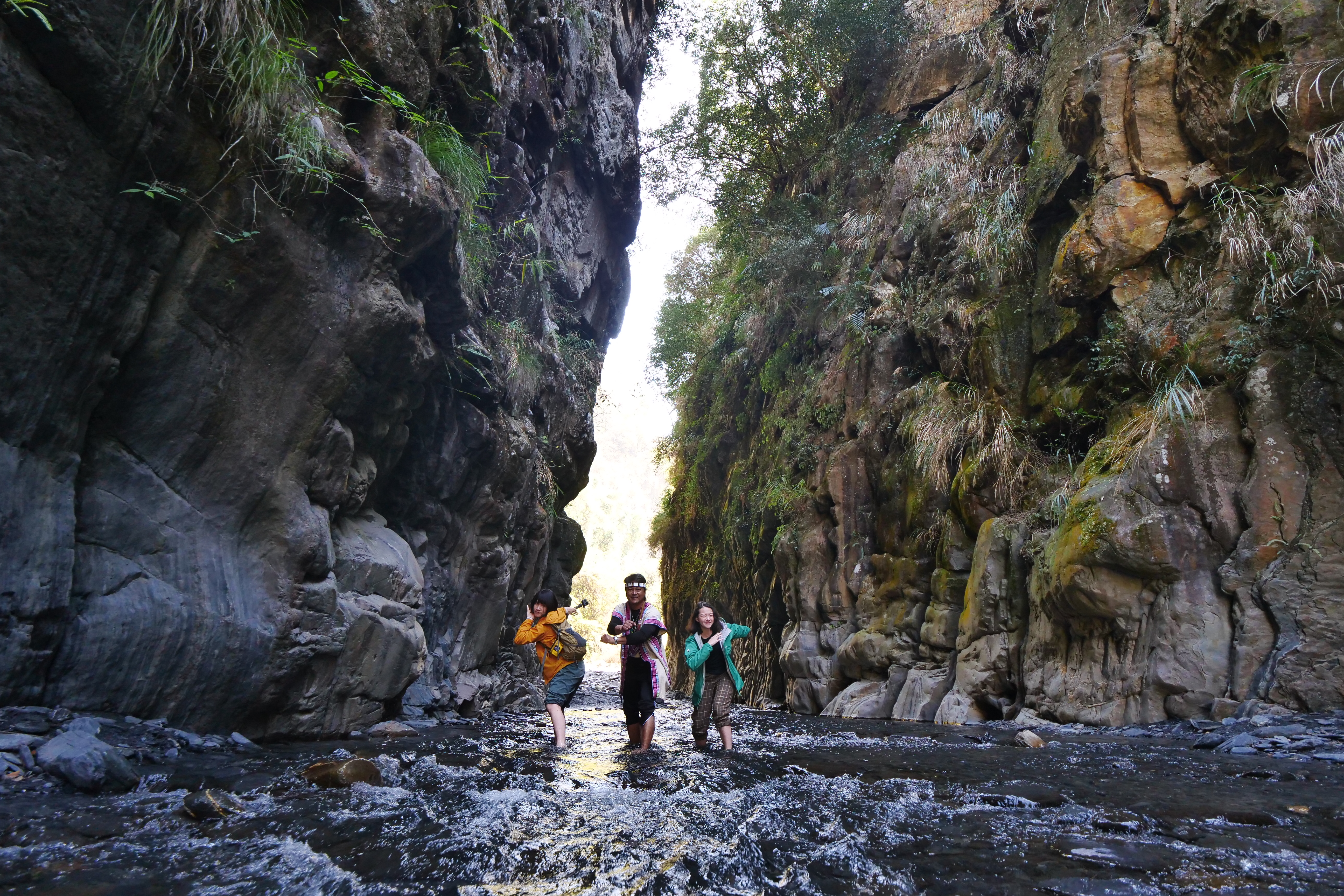 溪水及陽光同時透進一線天。