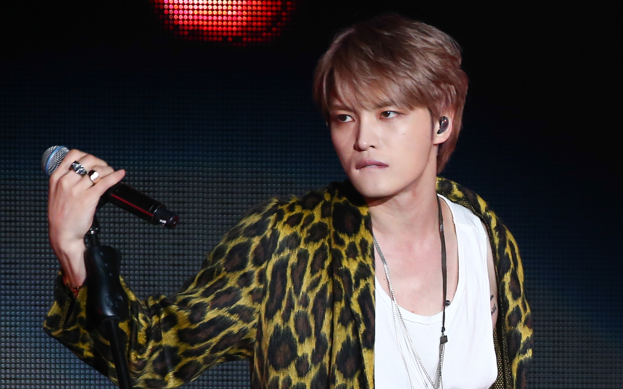 金在中咬唇開唱，讓歌迷們尖叫個不停。