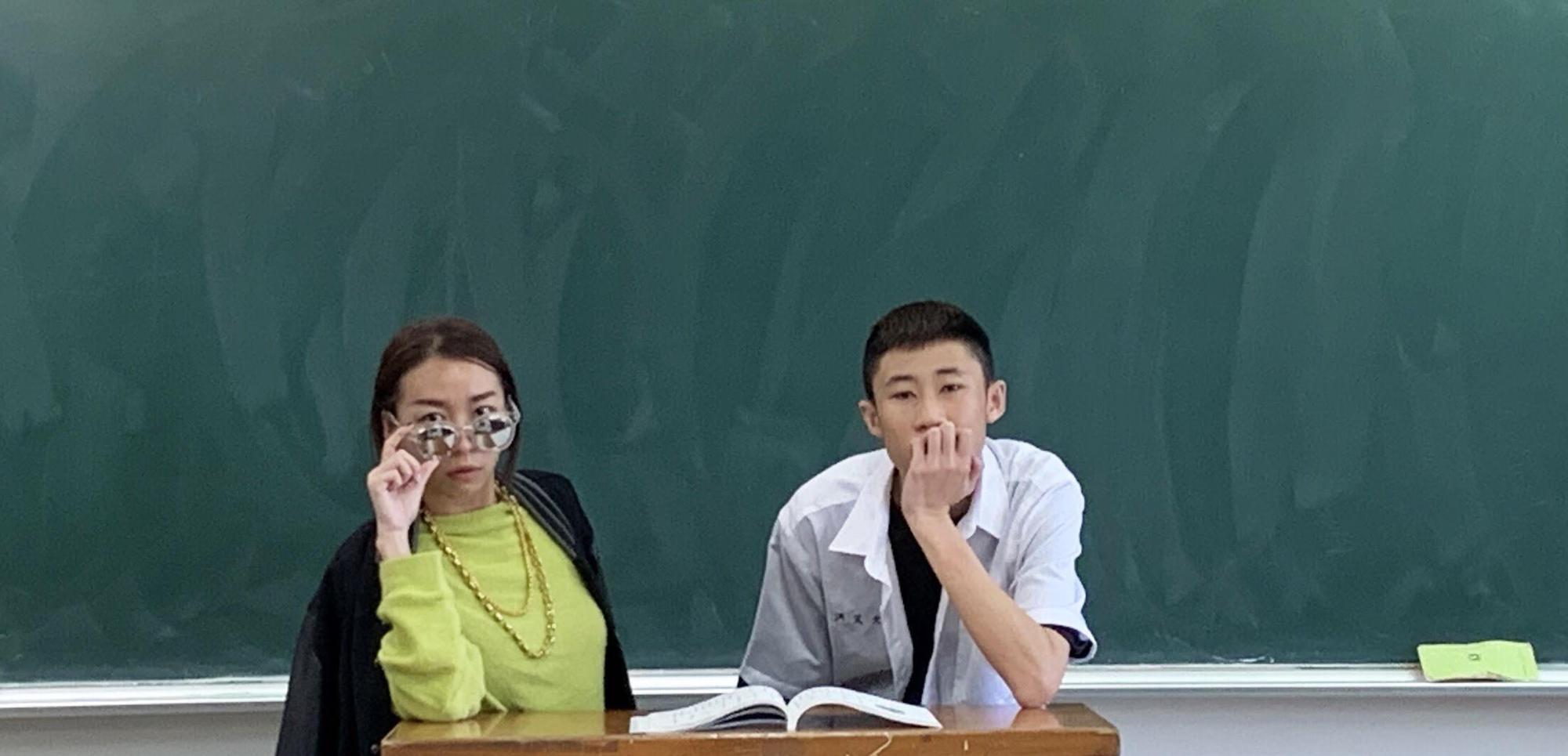 艾文同學本週推出最新單曲〈在教室〉。(混血兒娛樂提供)