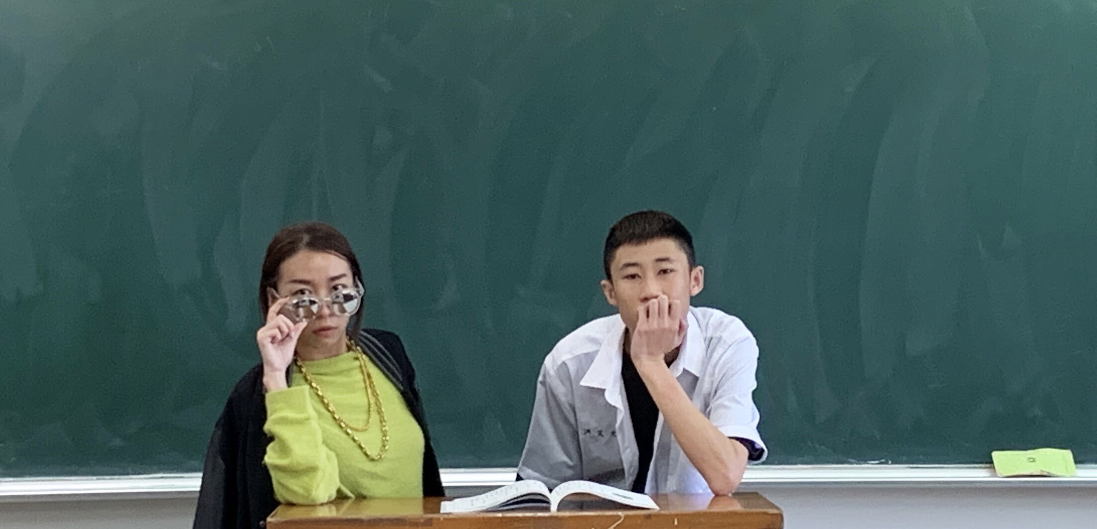 艾文同學本週推出最新單曲〈在教室〉。（混血兒娛樂提供）