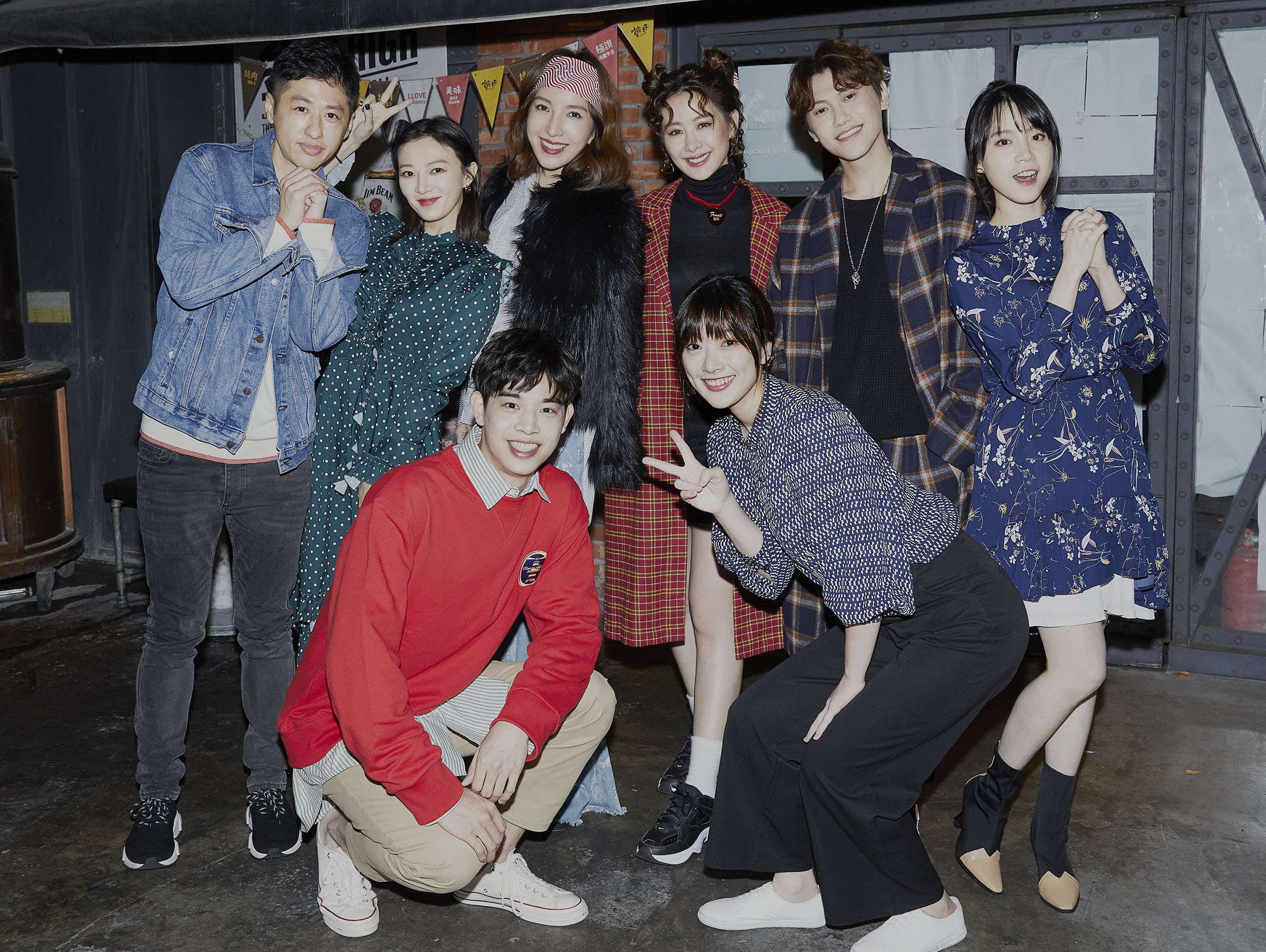 楊謹華與安心亞所屬的百鴻揚娛樂舉辦金豬年春酒，八星報喜。（百鴻揚娛樂提供）