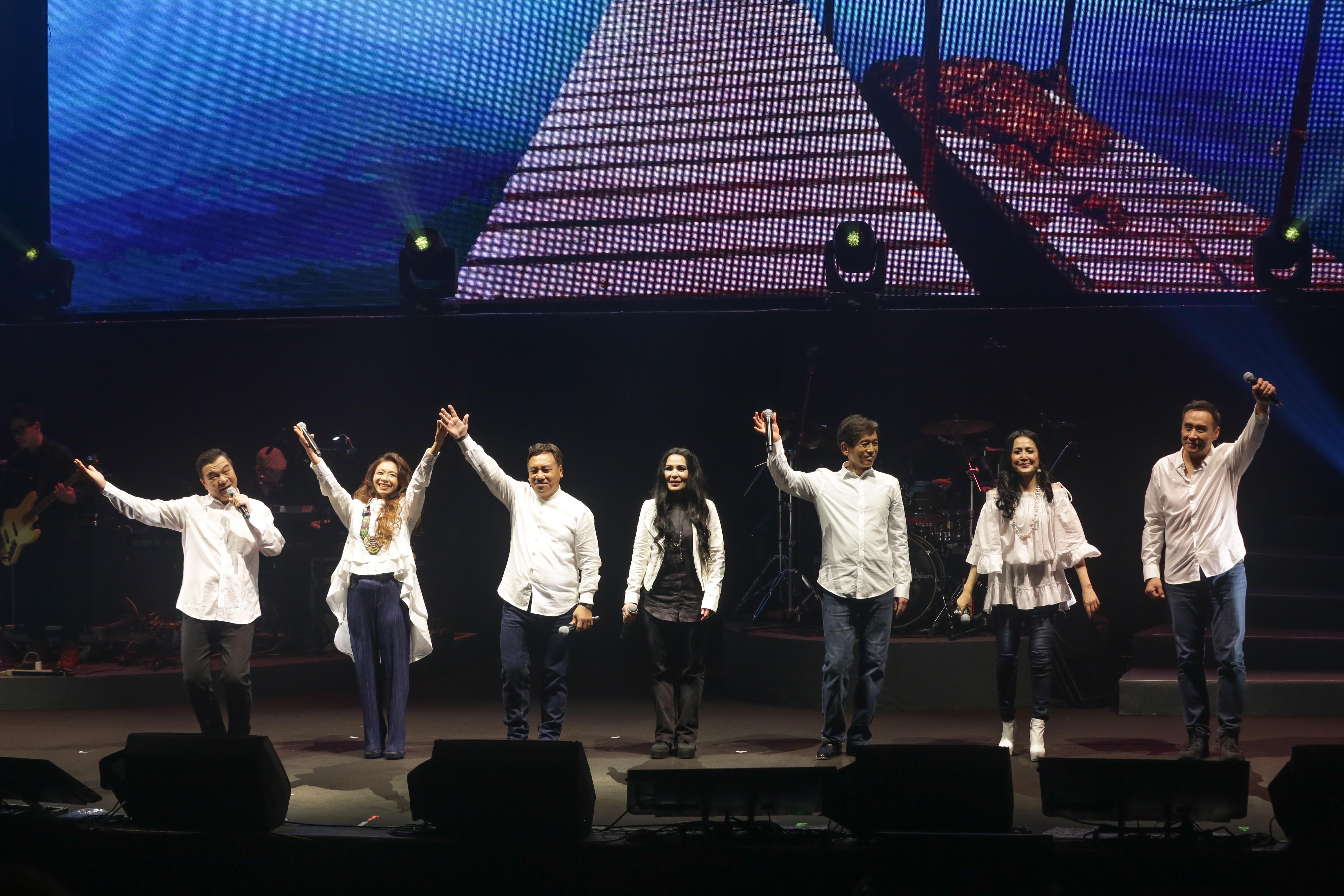 民歌44高峰會由施孝榮率領于台煙、許景淳、殷正洋、潘越雲、王海玲、王瑞瑜及李明德同台演出。