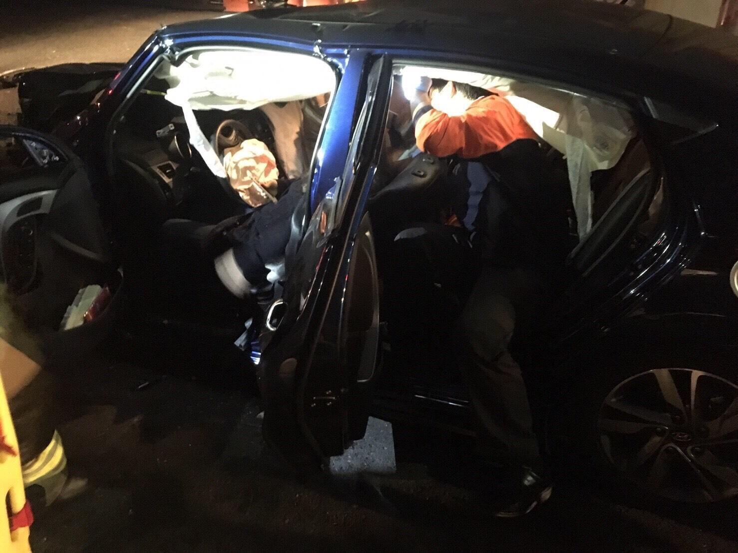 警消到場時發現3車共4人受傷,趕緊將受困車內的傷者救出。(警方提供)