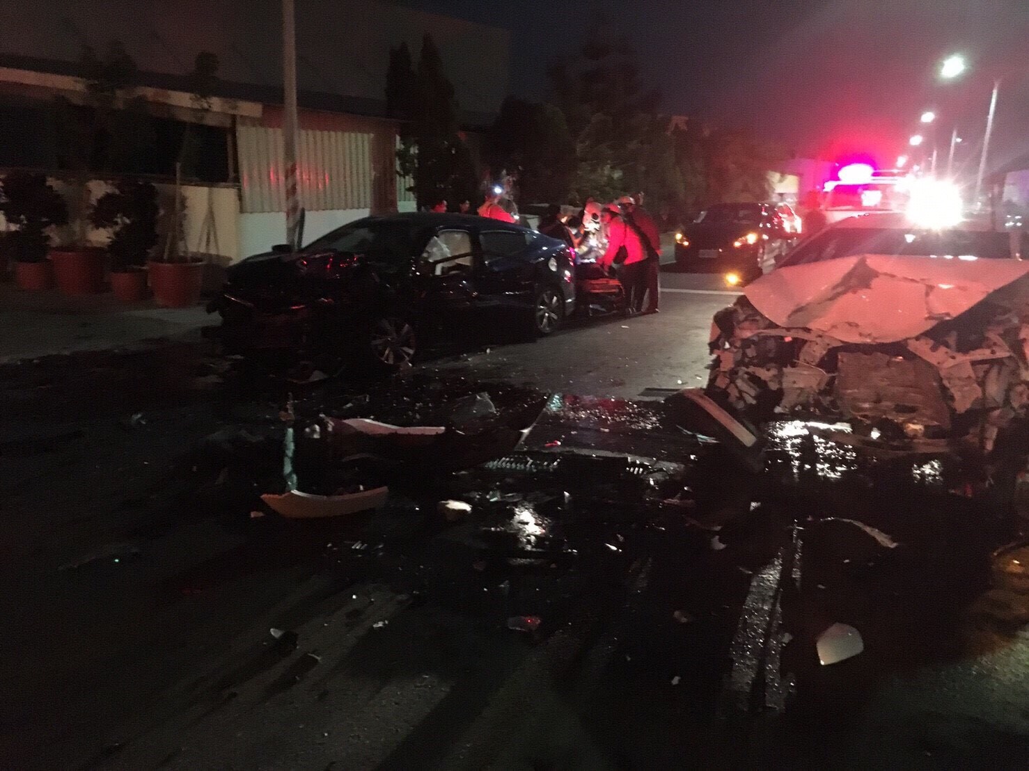 車禍現場凌亂不堪，白車和藍車的車頭同向，但毀損嚴重，可見車禍當時撞擊力道有多猛烈。（警方提供）