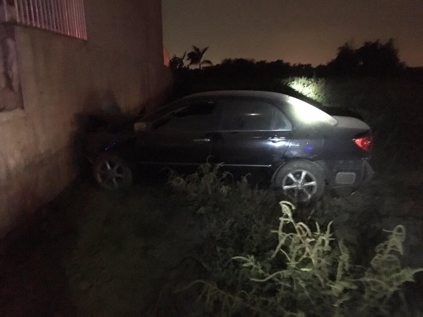 這輛黑色轎車駕駛,警方酒測值高達1.27,懷疑恐怕又是酒駕釀禍。(警方提供)
