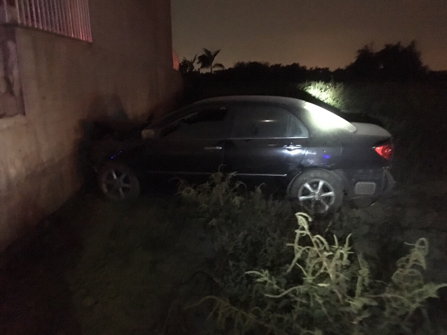 這輛黑色轎車駕駛，警方酒測值高達1.27，懷疑恐怕又是酒駕釀禍。（警方提供）