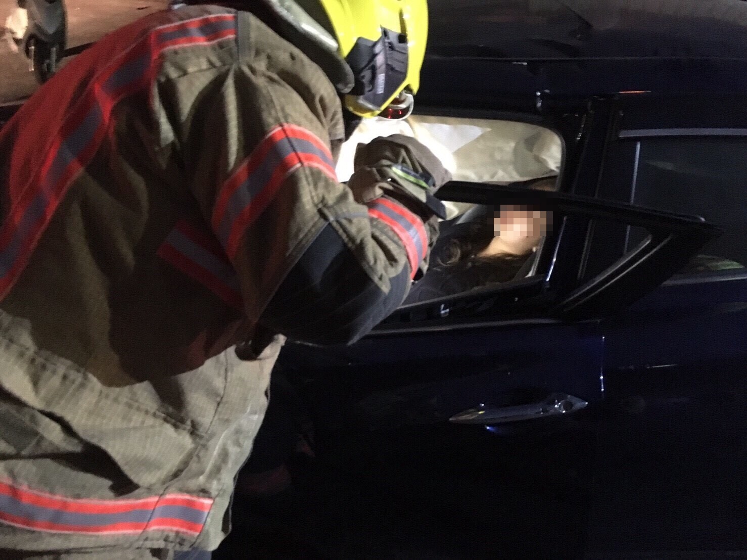 警消破壞扭曲變形的車體，將受困傷者救出送醫。（警方提供）