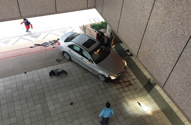 台北市2019年一名9旬老翁把車開進捷運站。（翻攝自北投之北投幫臉書）