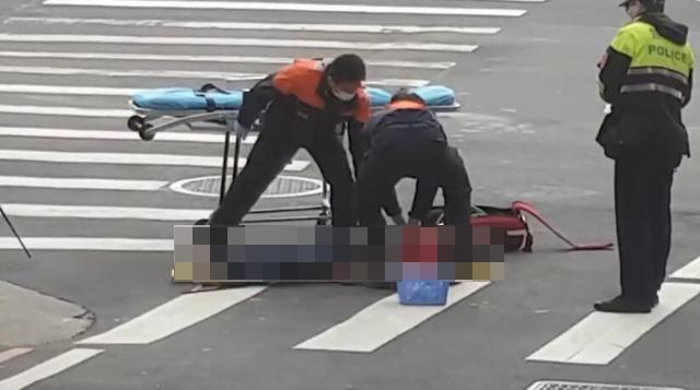 警消在現場為自捅的男子實施救援。(翻攝爆料公社)