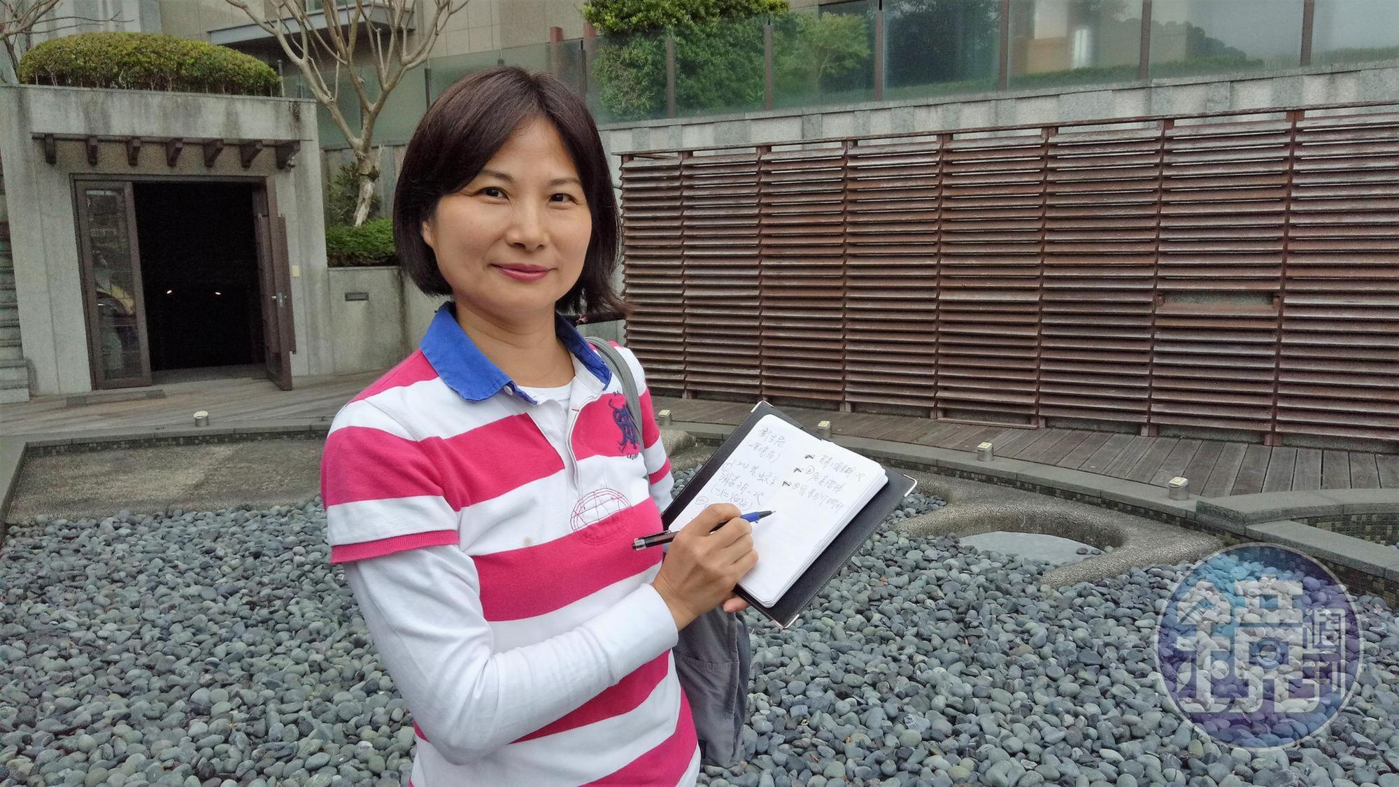 台北市北投區永和里新任里長曾富榆,以素人之姿參選就當選,隨身攜帶筆記本把里民疑難雜症記錄下來是她的習慣。
