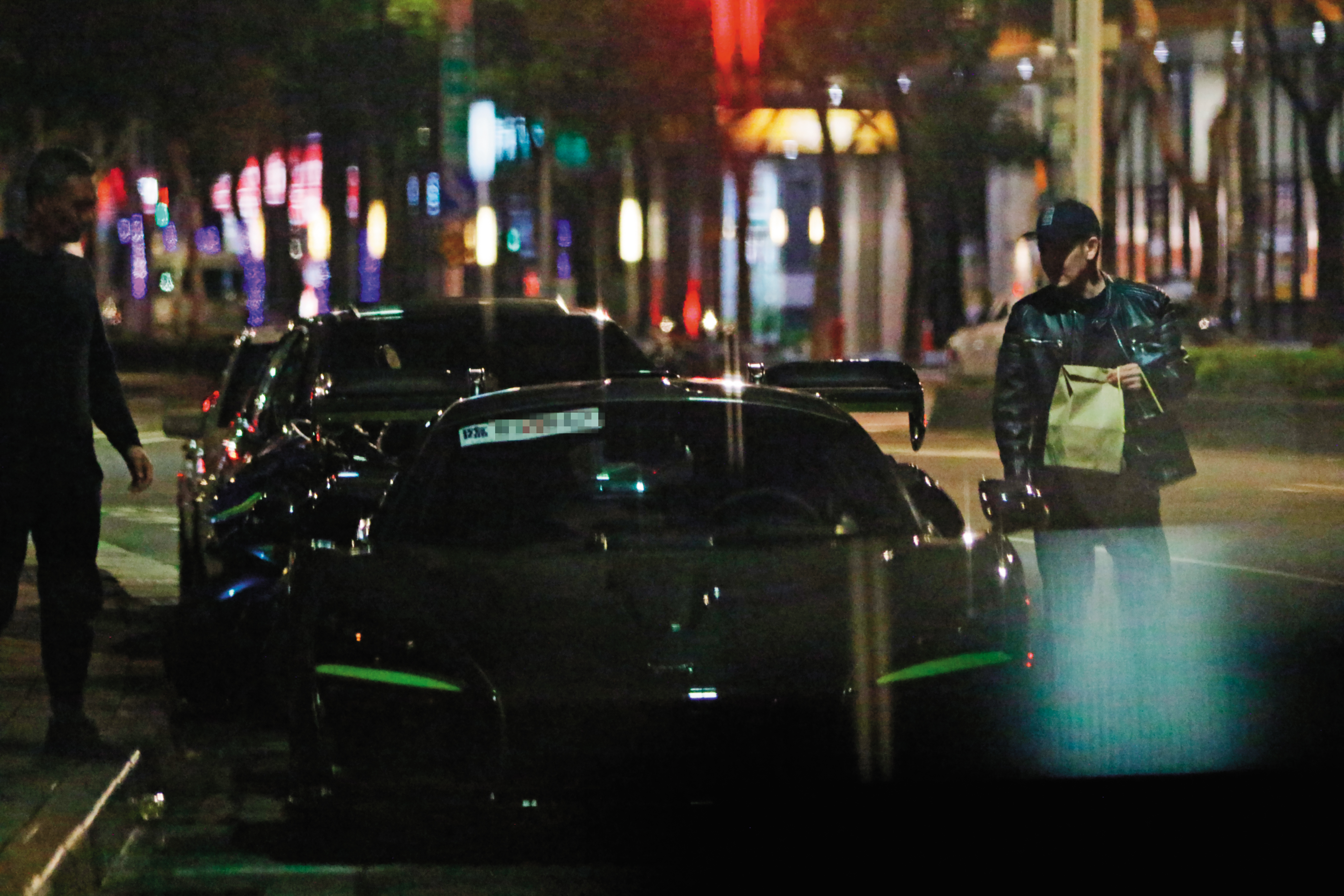 2月8日18：51，林志穎拿著剛買的甜點，回到以車神洗拿命名的McLaren Senna新車。