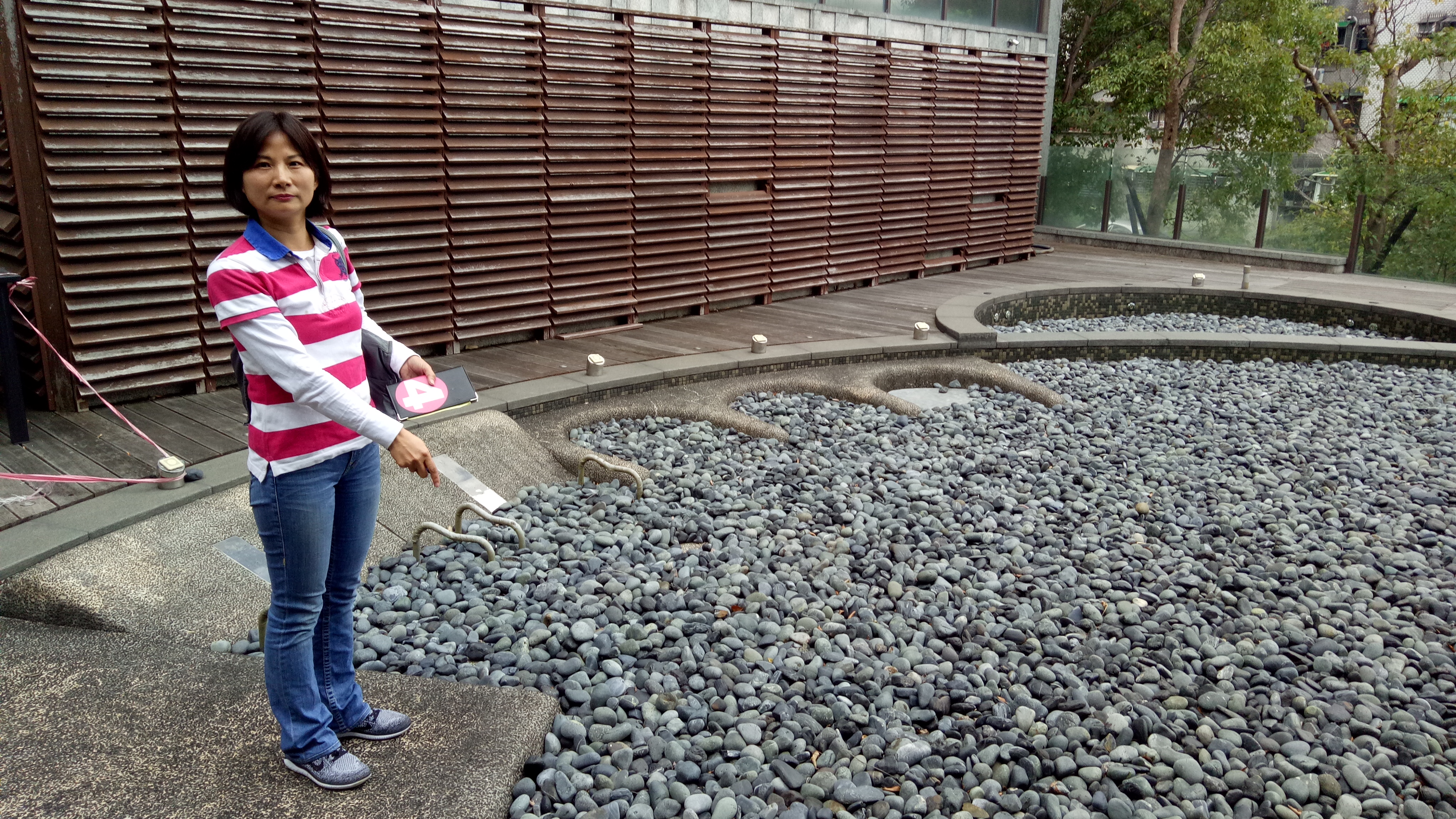 原本這塊看屋時的戶外SPA池，現在已被建商填平，成為無法使用的閒置用地。