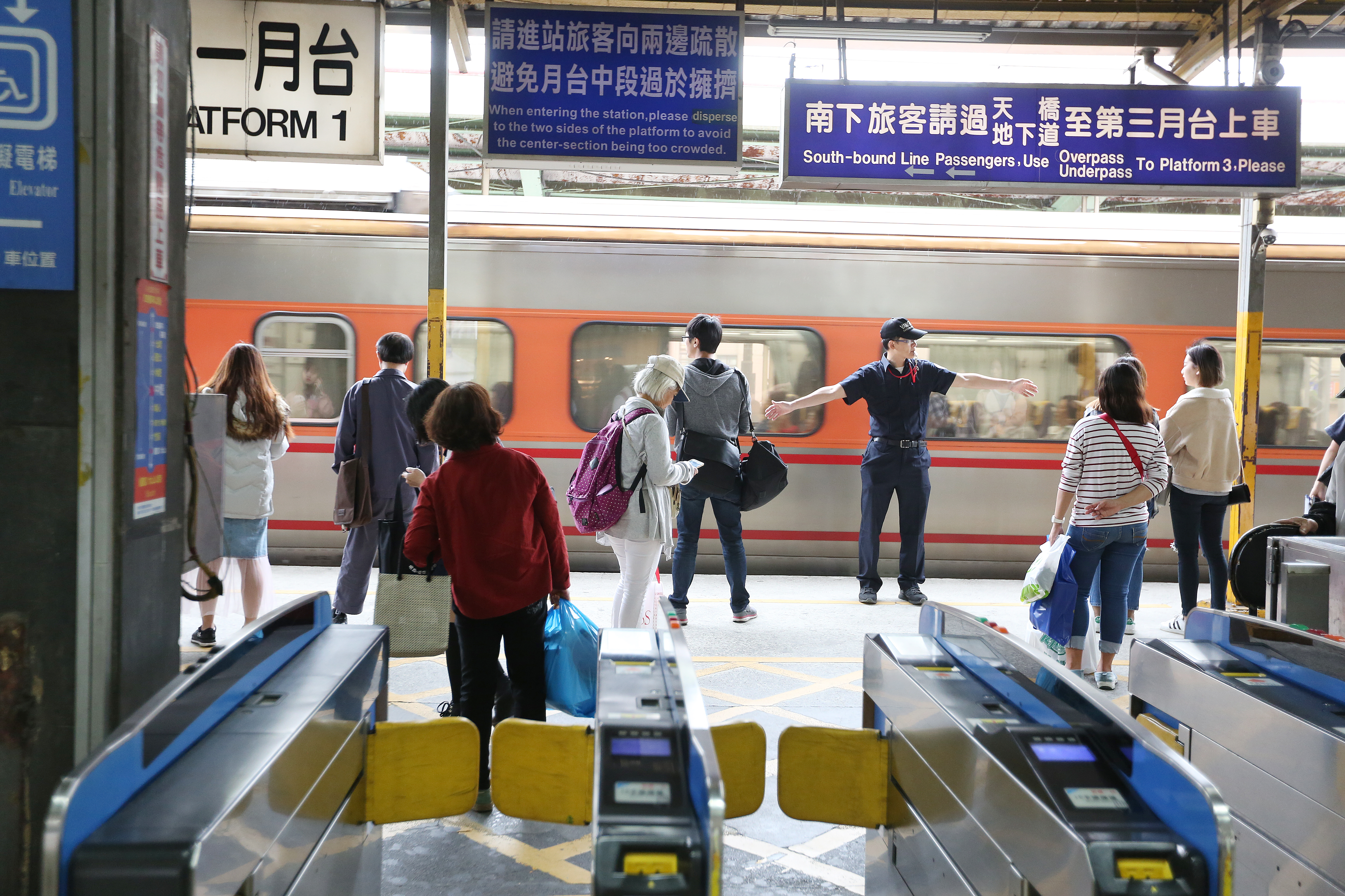 台鐵如拾獲乘客不慎遺失物品，會送到方便旅客領取的地點，不額外收費。