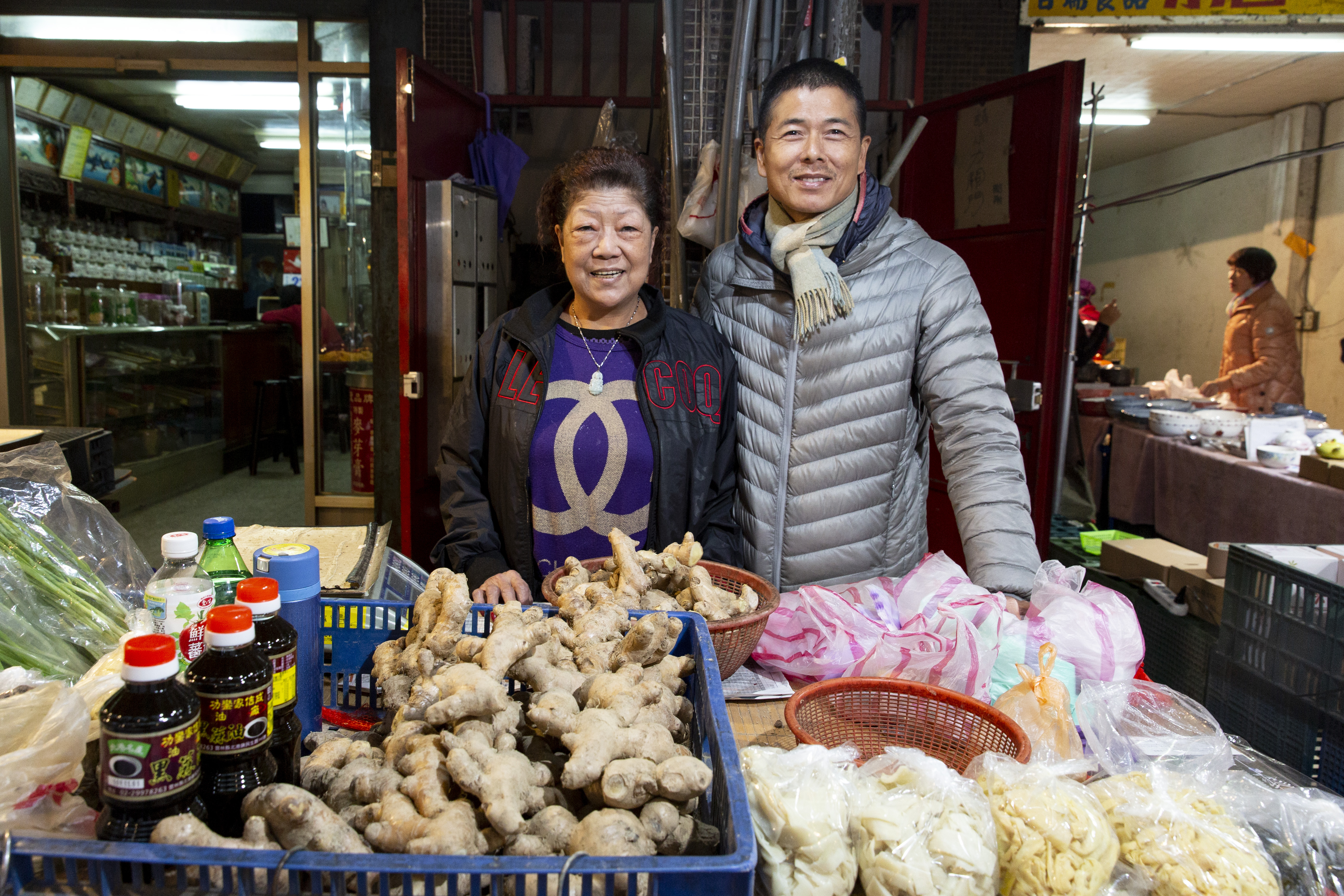 徐正雄說現在跟媽媽是「偶而會連絡的朋友」，這是媽媽在市場的菜攤子前的合照，徐正雄平日則是在淡水種菜。