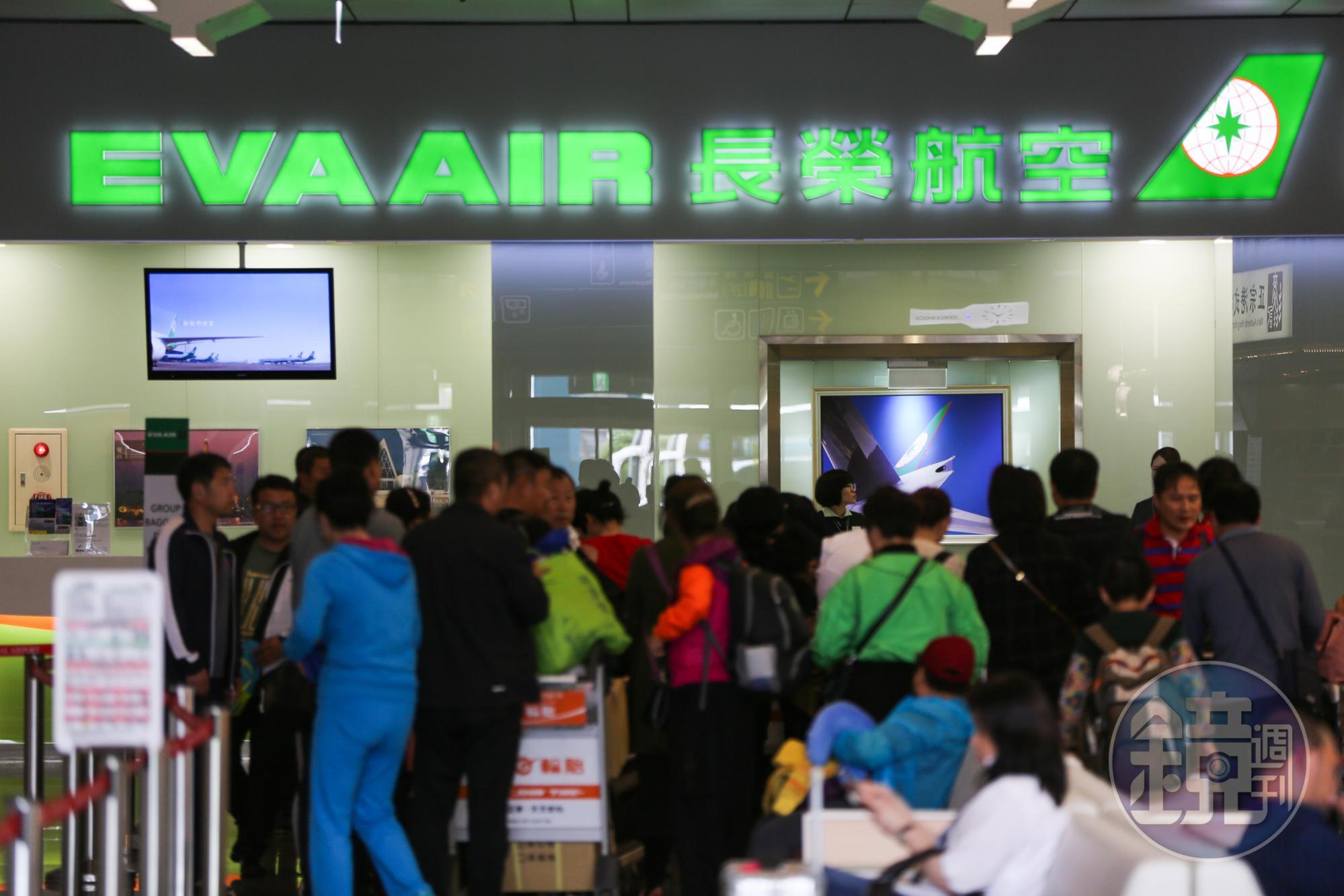 長榮航空空服員遭乘客逼擦屁股事件,桃園市勞動局認定長榮航空違職安法。
