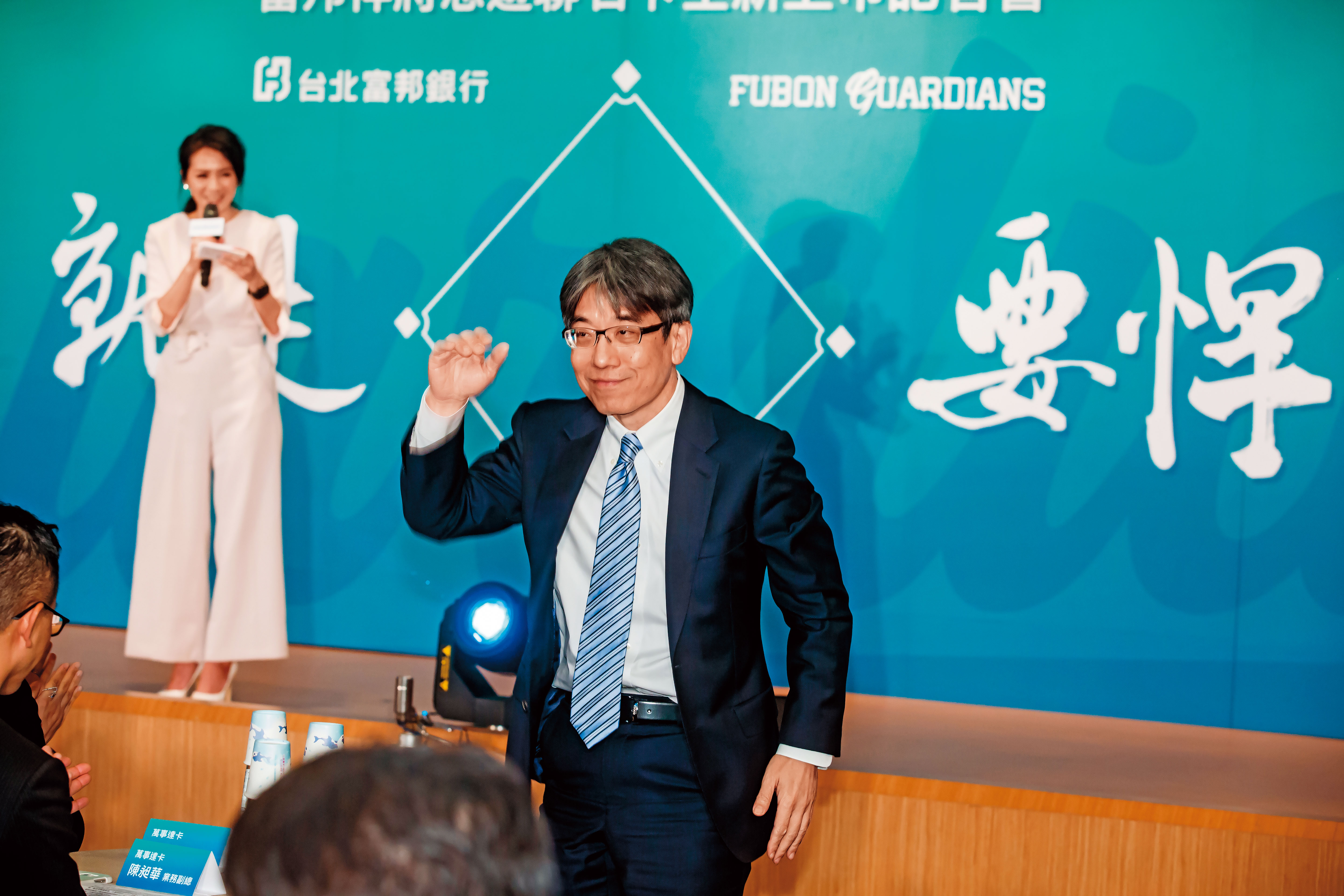 黃以孟(右)原先在北富銀負責數位金融業務,後來被蔡家兄弟指派,轉任LINE Bank籌備處執行長。