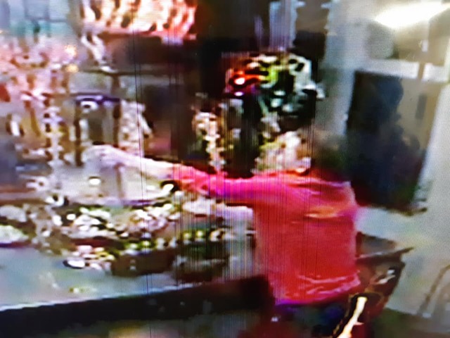 自捅身亡前身穿紅色上衣的張姓男子亂抓宮廟香灰，怪異的行徑被宮廟的監視器錄下。（翻攝自《台北市大龍峒行天府》粉絲專頁）