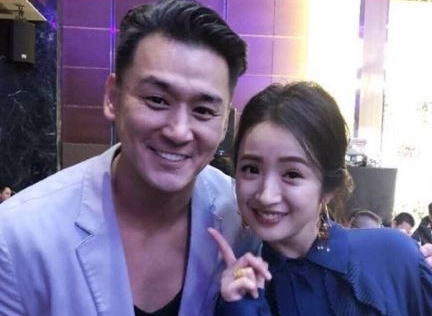 林依晨出席明金成婚宴，意外和張天霖相遇，合照讓粉絲超級懷念。（翻攝自張天霖微博）