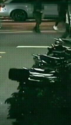 白布鞋的男子一路尾隨穿馬靴皮褲的女子。(警方提供)