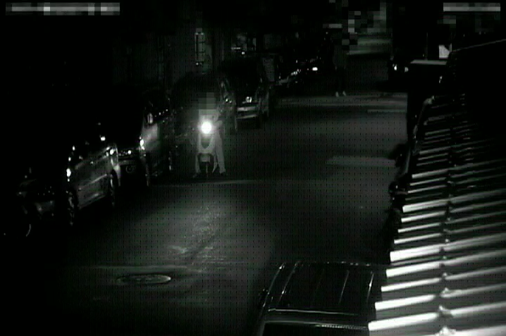 男子尾隨女子的行為全被路口監視器錄下。（警方提供）