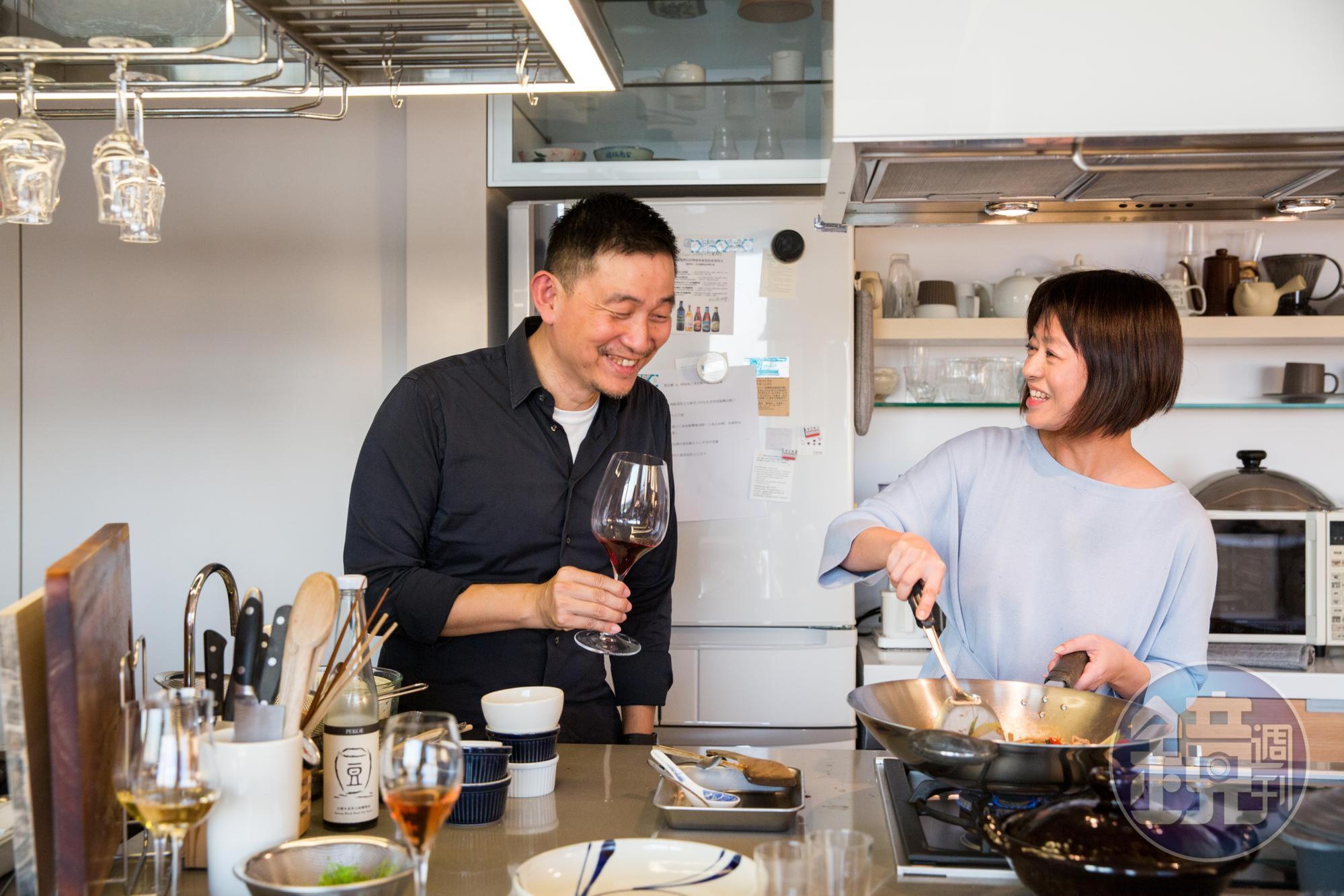 我們跟著葡萄酒作家林裕森(左)一起造訪飲食生活作家葉怡蘭(右)的家,一邊飲酒一邊看著她作菜,再對照她撰寫的廚事手記,發現她的料理總能保持舒心美麗的小祕辛。
