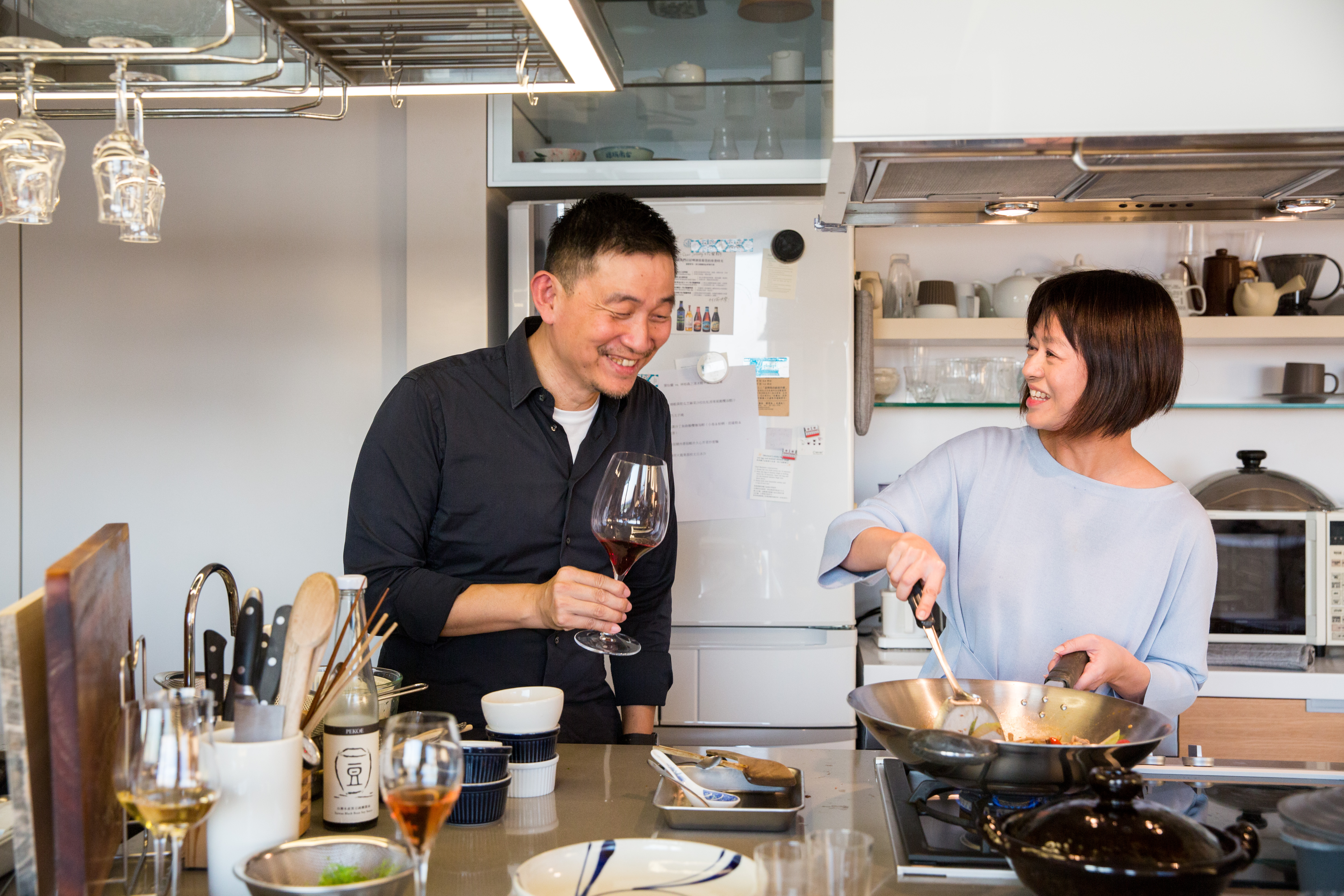 我們跟著葡萄酒作家林裕森（左）一起造訪飲食生活作家葉怡蘭（右）的家，一邊飲酒一邊看著她作菜，再對照她撰寫的廚事手記，發現她的料理總能保持舒心美麗的小祕辛。
