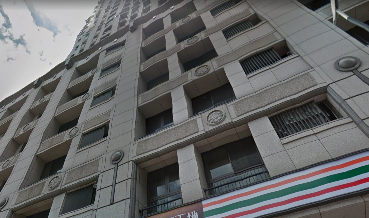 一名男子自南京西路大樓墜樓身亡，死者雙腳一度懸掛圍牆外，引起民眾圍觀。（翻攝自GoogleMap）