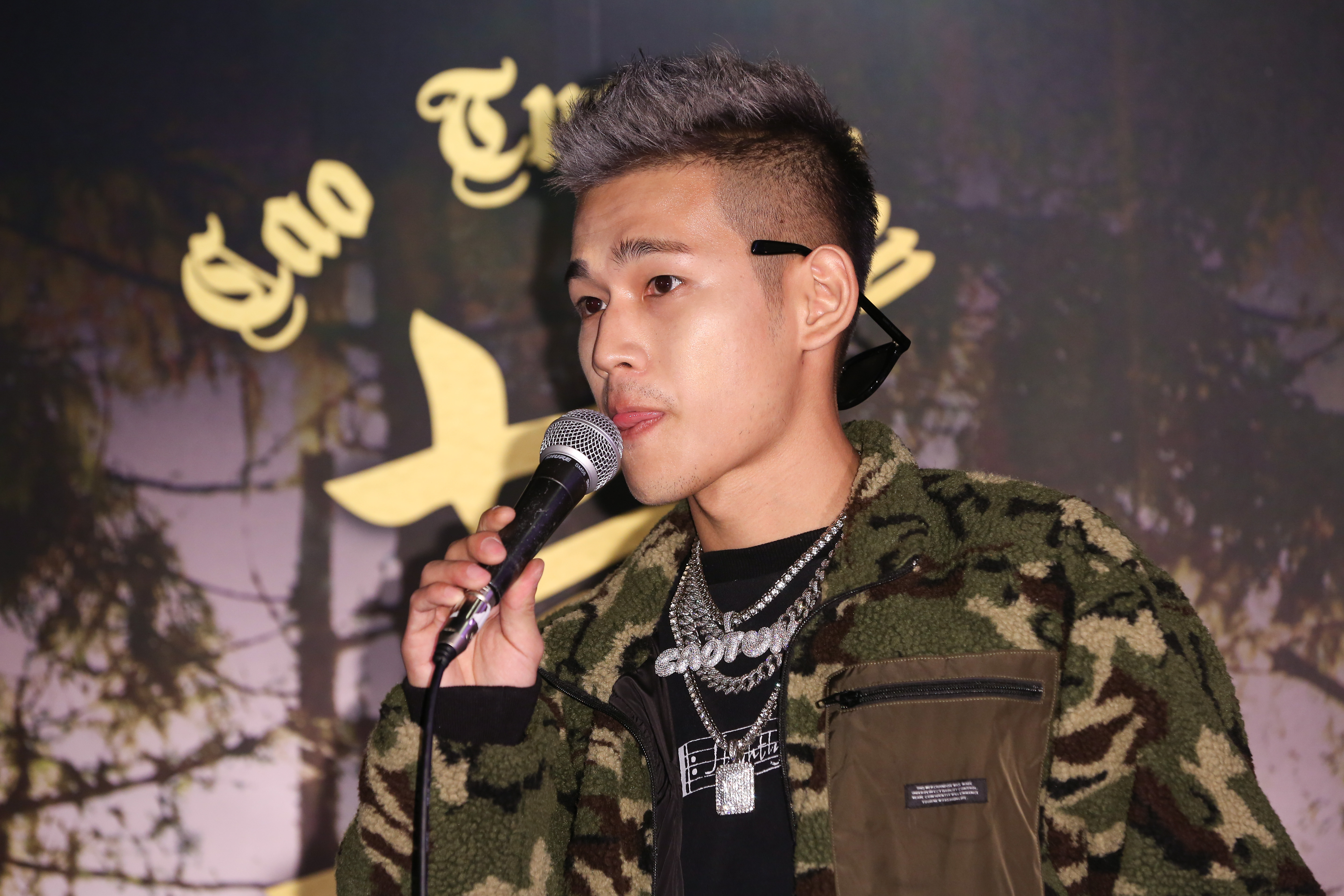 去年底，阿倉因桃色事件遭公司延遲發片計畫。