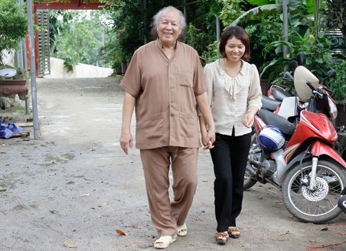 越南一對相差53歲的爺孫戀情侶，12年前結婚時被無數社會大眾看衰。（翻攝自vnexpress）