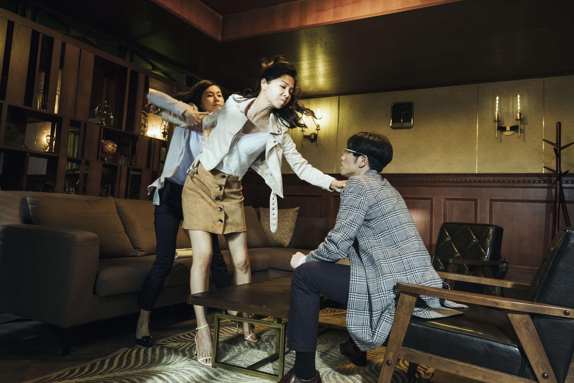 謝盈萱黑道男鬼上身，拳打老蕭，被鄭宜農制服。（公視提供）