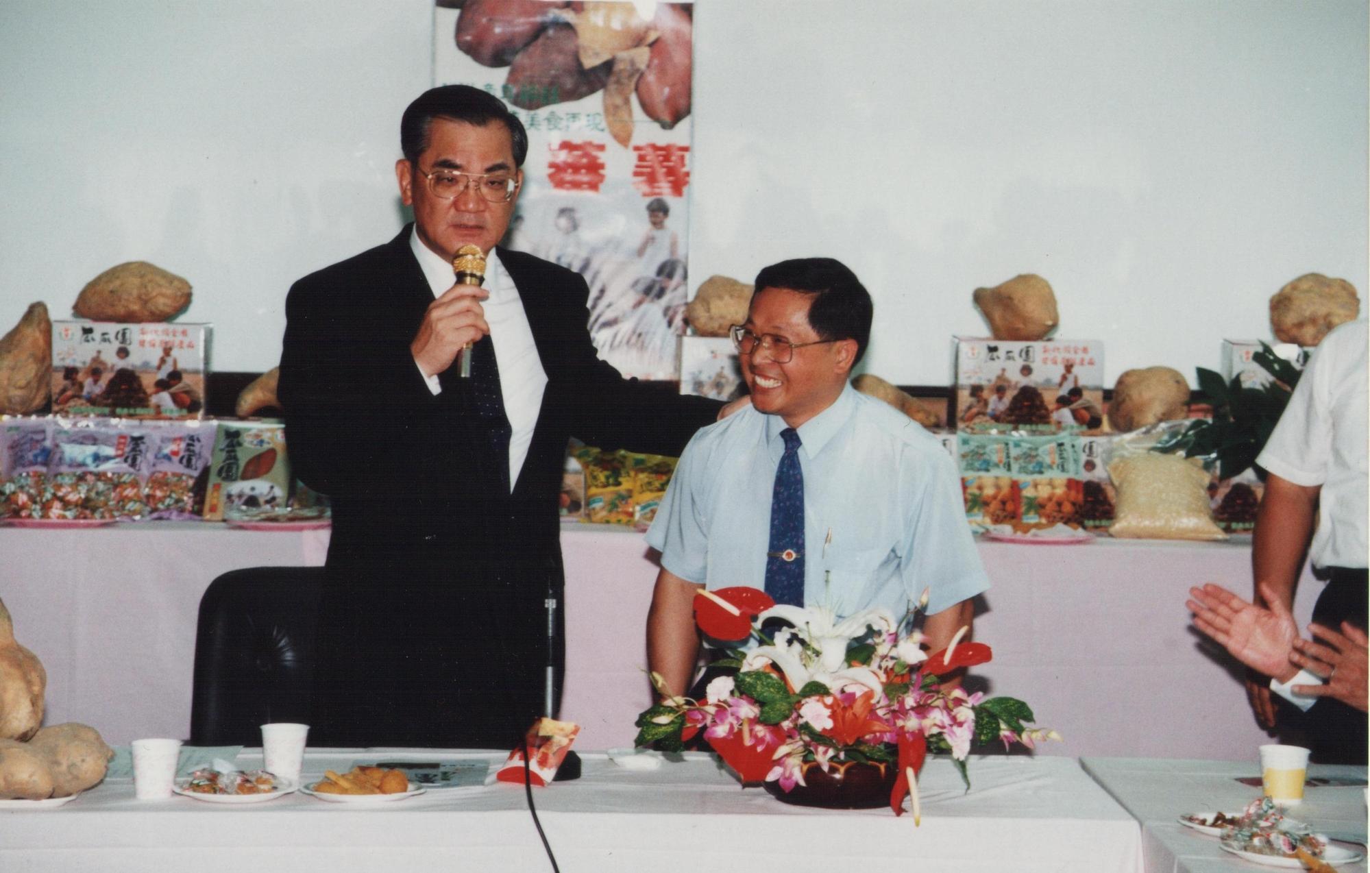 邱木城人小志氣高，1995年獲選全國十大傑出農民「神農獎」，與時任副總統連戰合照。（瓜瓜園提供）