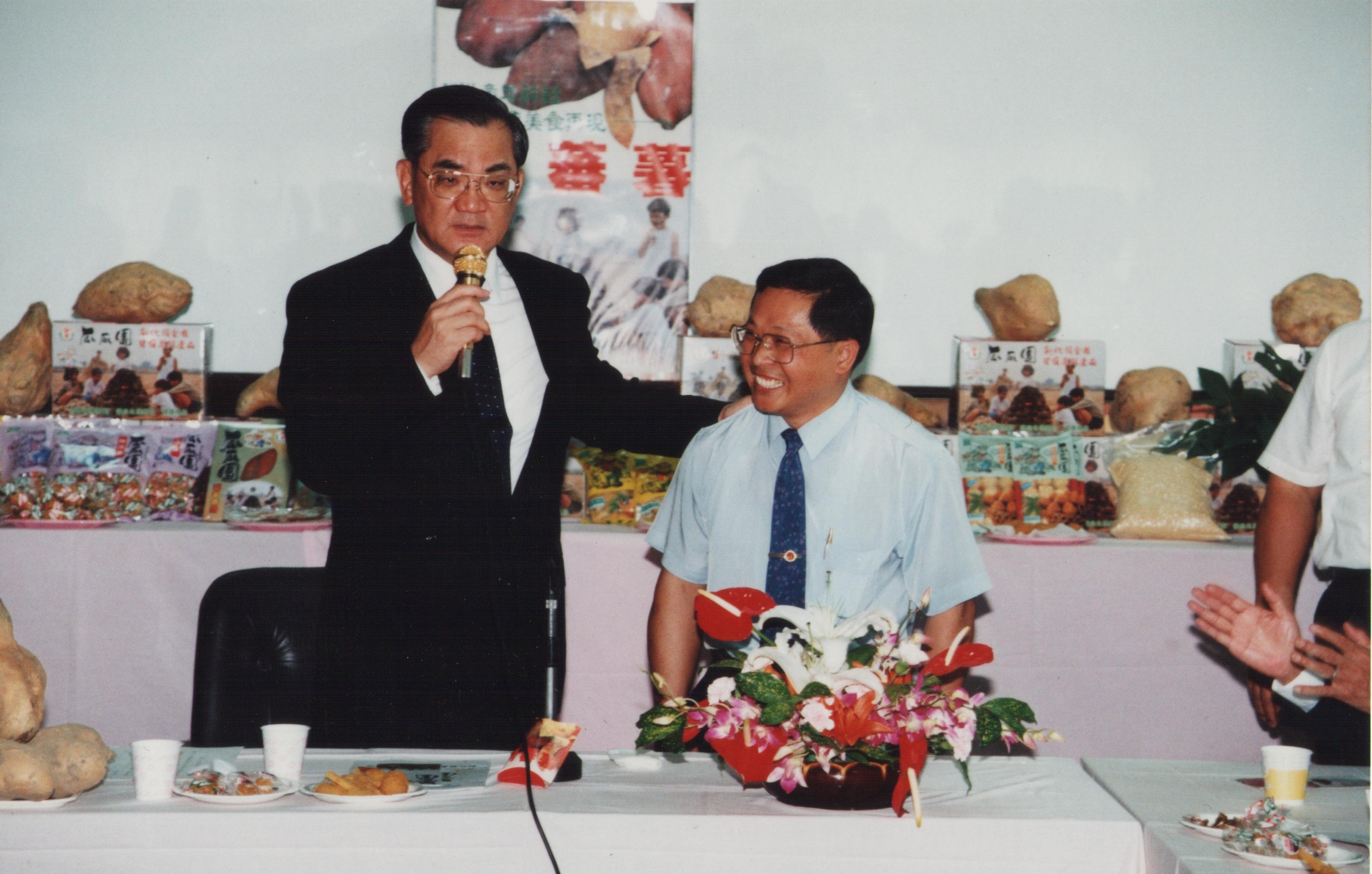 邱木城人小志氣高，1995年獲選全國十大傑出農民「神農獎」，與時任副總統連戰合照。（瓜瓜園提供）