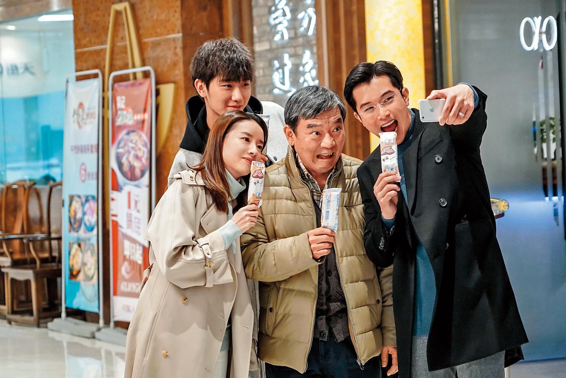 《幸福一家人》由台灣演員邱澤(右起)、李立群領銜主演,與大陸演員董潔、任運杰詮釋現代家庭忙碌產生的親子疏離。(恩喬依提供)