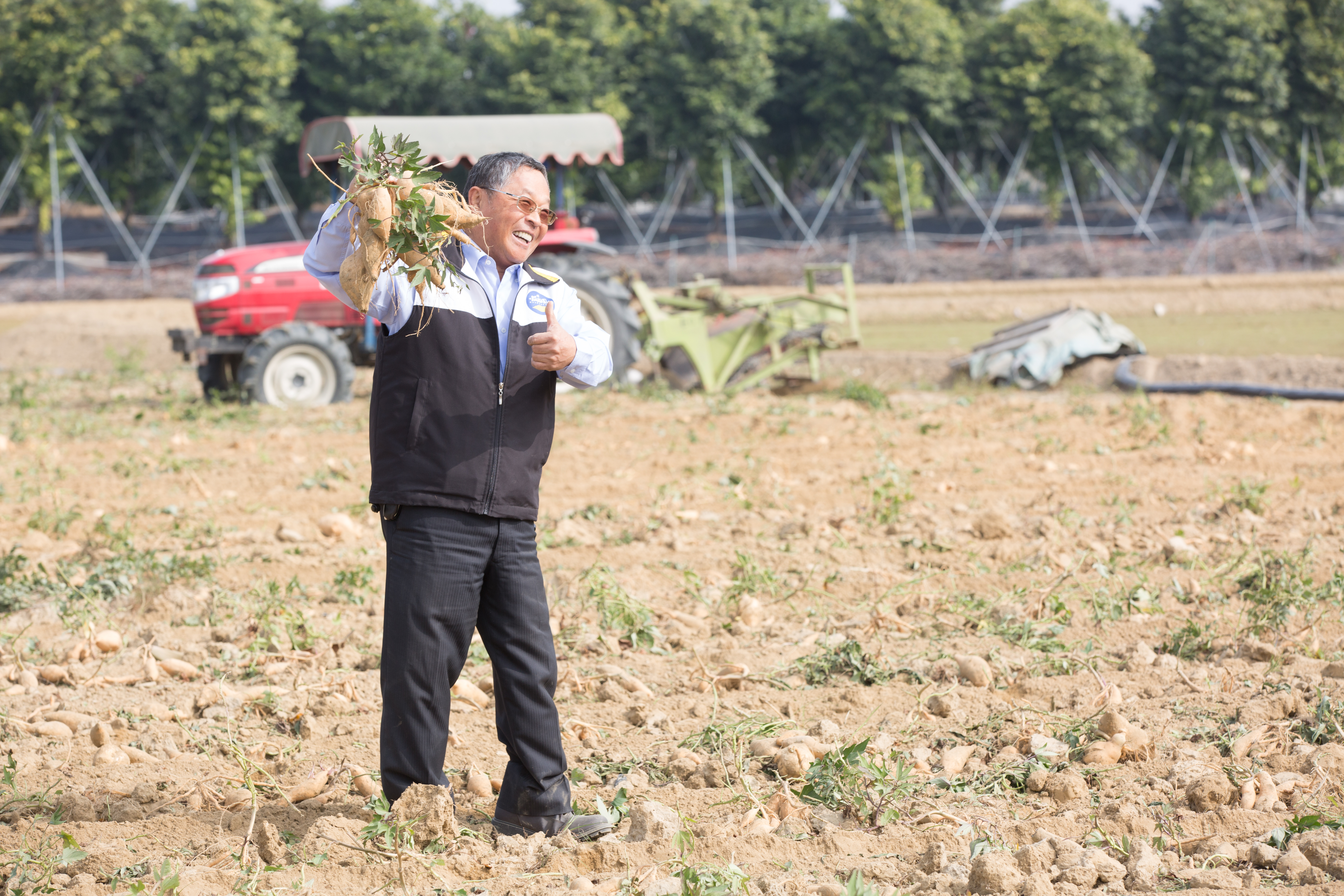生意囝邱木城從小想創業，做過數十種生意，總是浮浮沉沉，28歲才靠地瓜鹹魚翻身。
