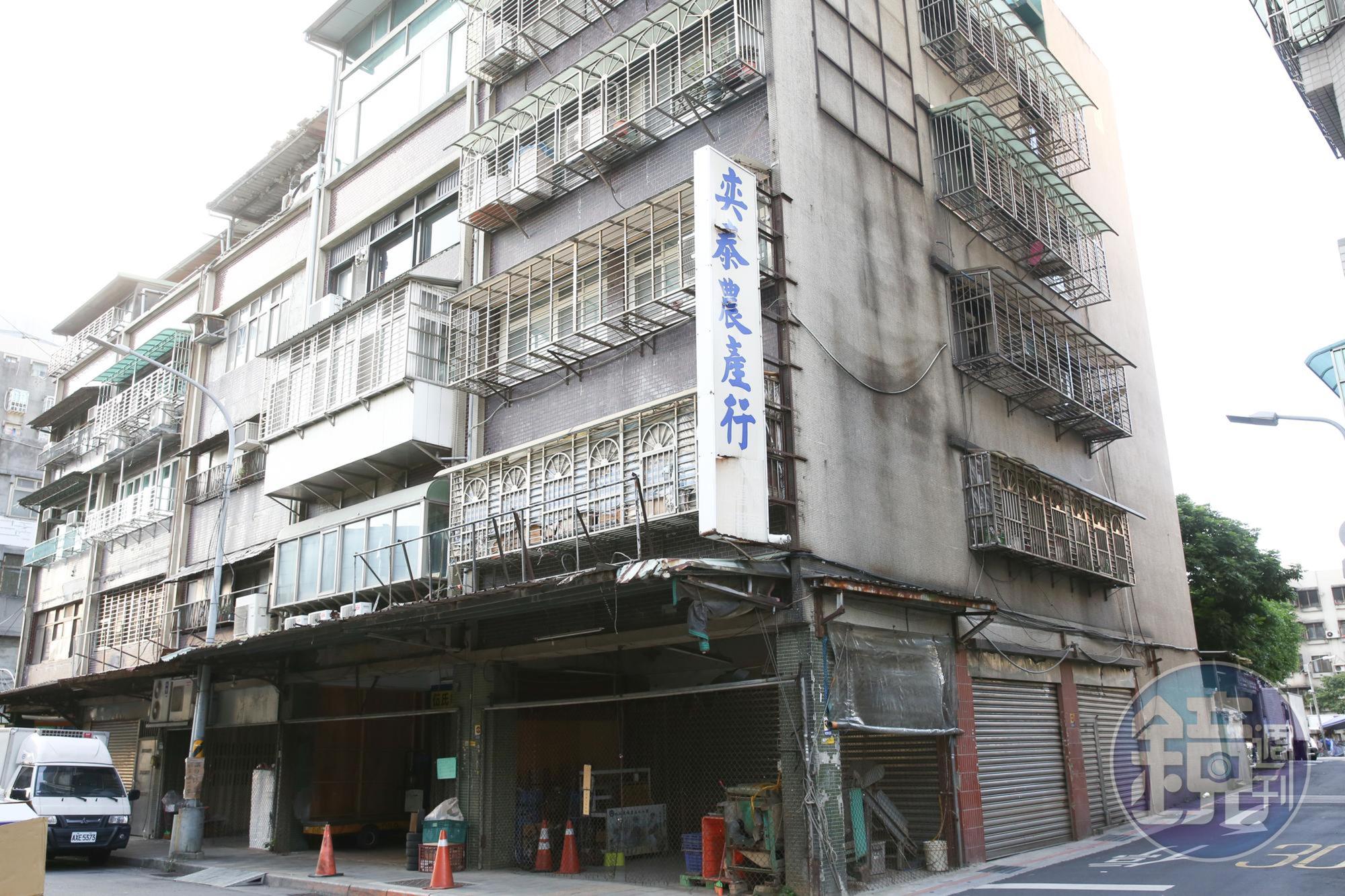 1983年邱木城在台北市開弈泰農產行,販售生地瓜。