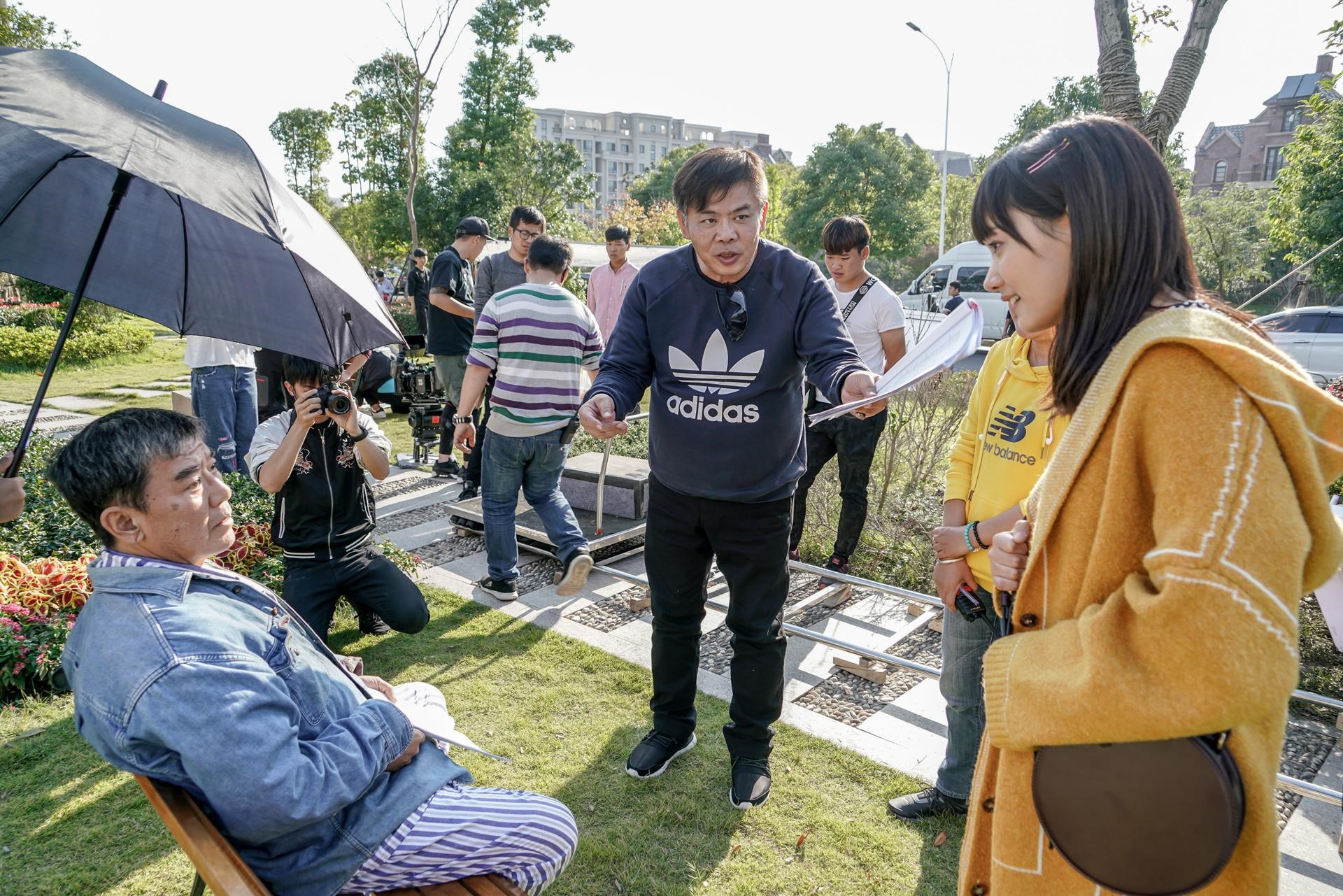 馮凱認為接地氣就是跟人接近，透過讀本、走位過程加入生活細節，讓演員自然融入角色。（恩喬依提供）