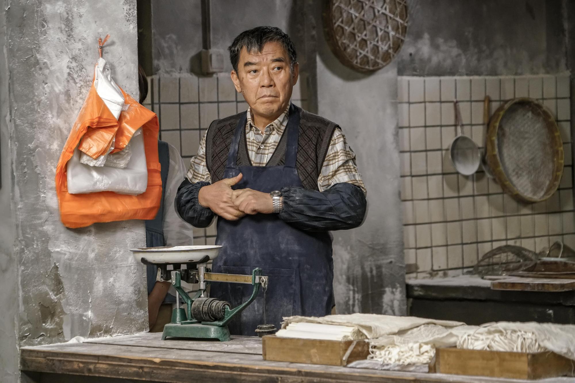 李立群劇中經營永福麵坊，拍攝前工作人員會利用麵坊器材現壓麵條當道具。（恩喬依提供）