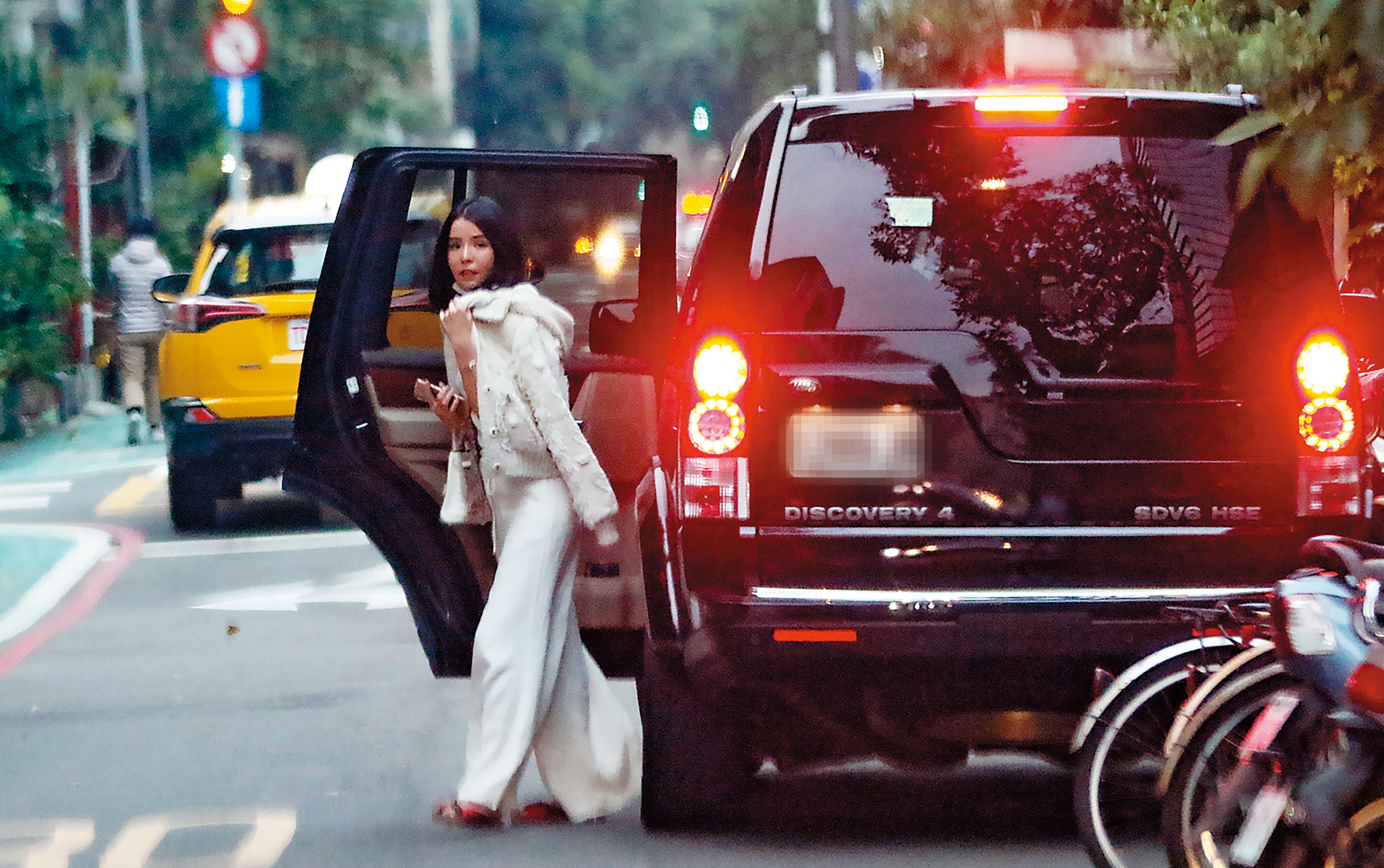 1月31日17：11，李毓芬疑似年前去修修臉，臉部看起來相當緊繃，雙頰高聳到連眼睛都被擠小了。