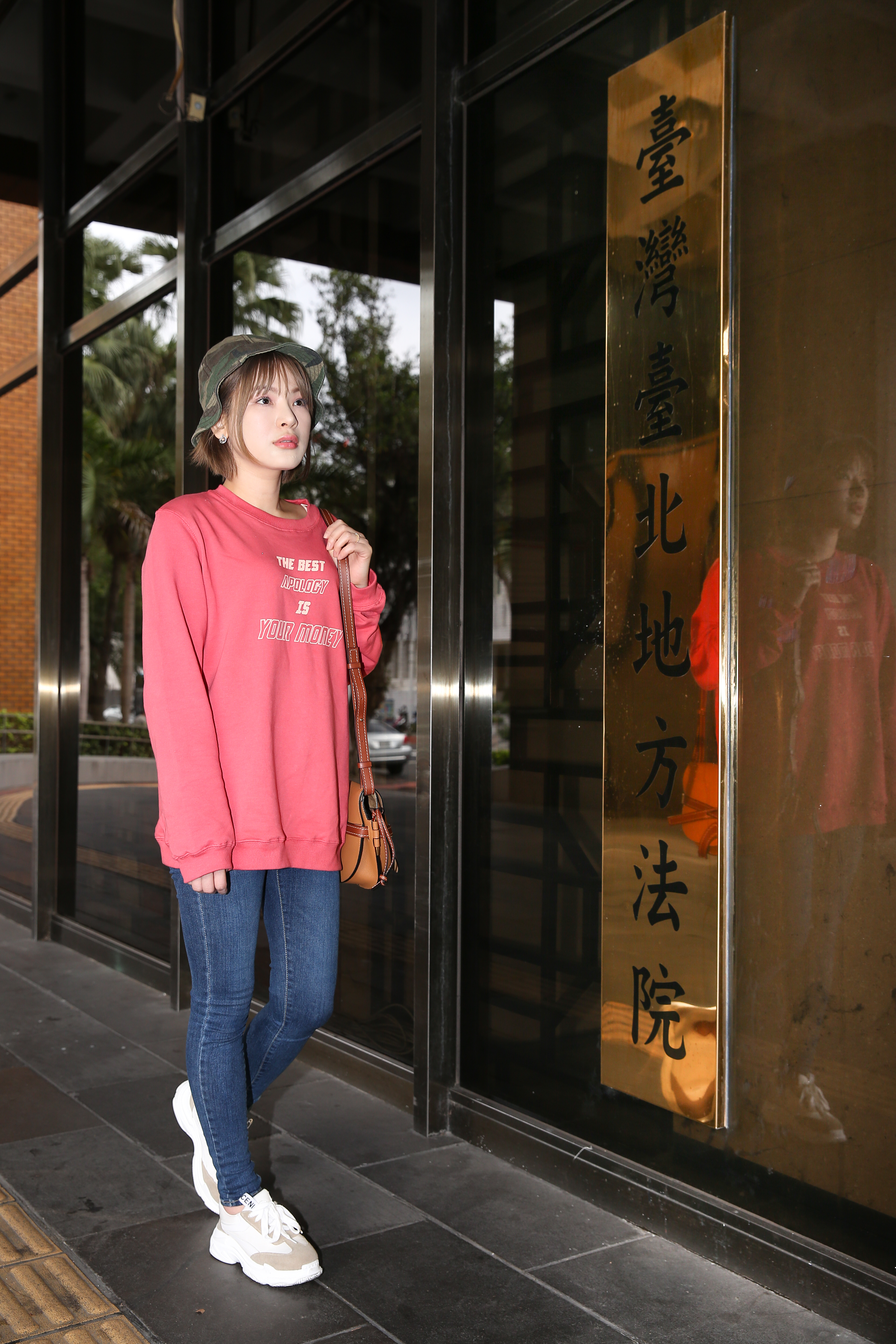 陳沂不改浮誇路線，聲稱陳為民是「覬覦我的美色」。
