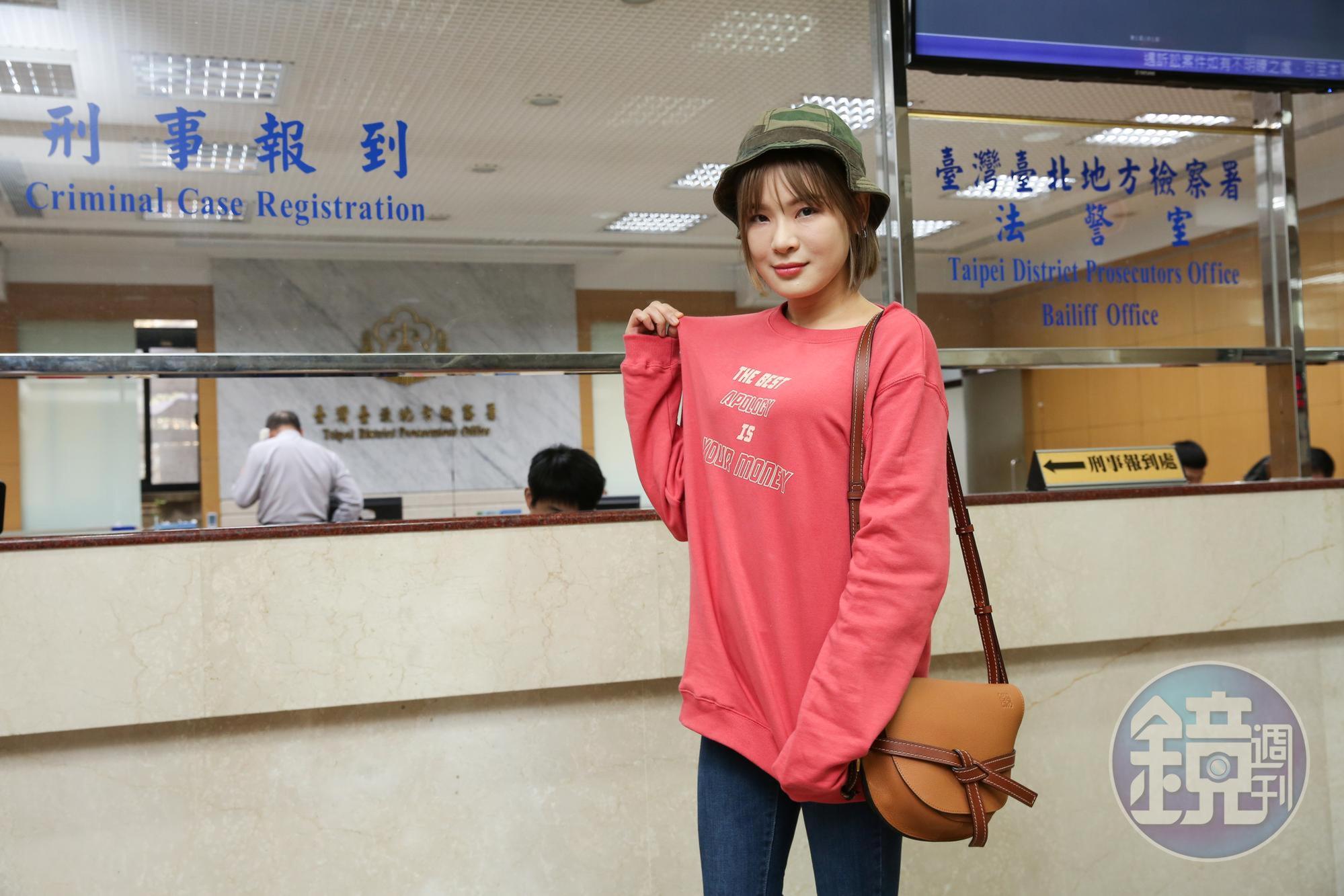 陳沂戴上軍帽,穿著特別訂製的服裝出庭,要向陳為民喊話。