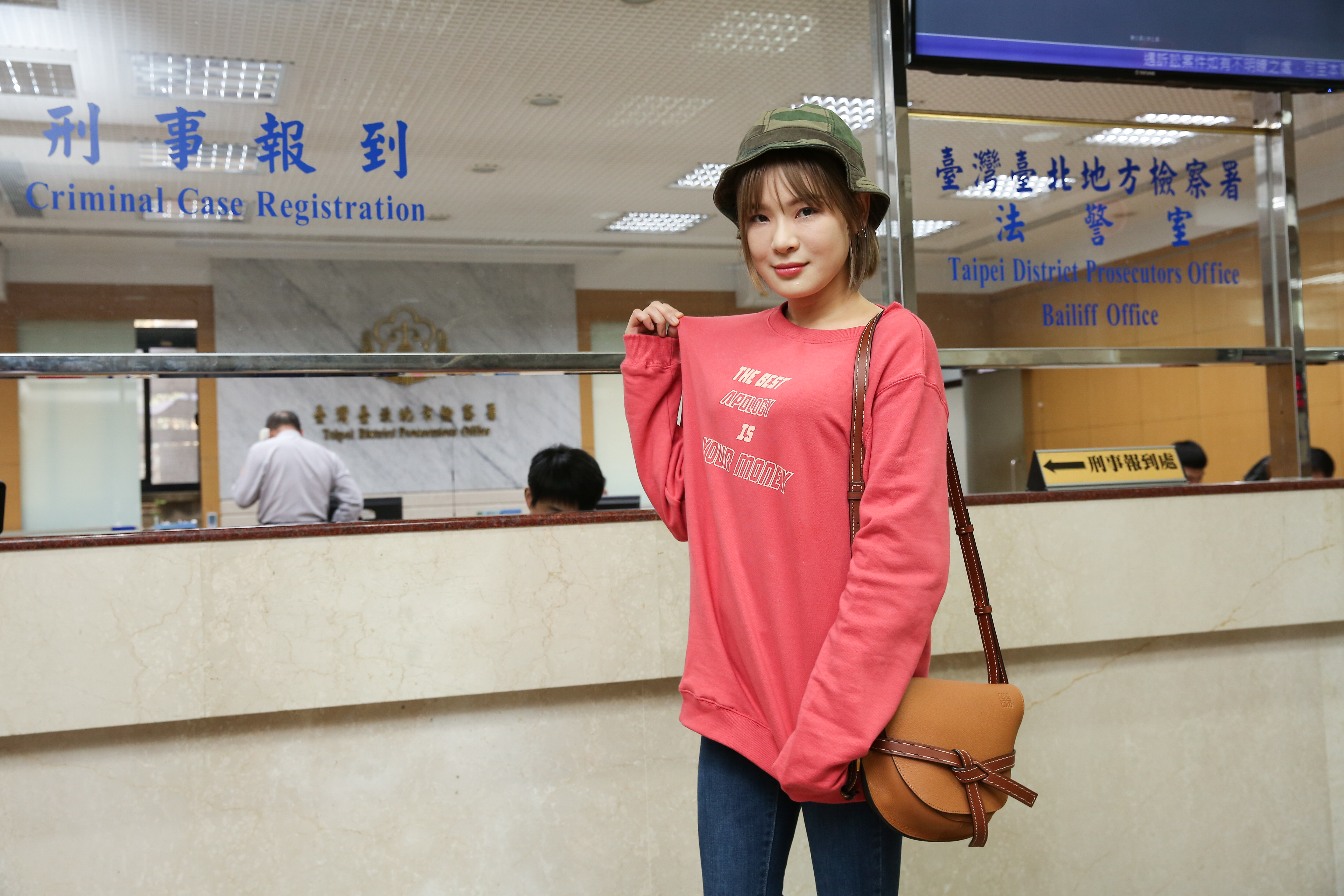 陳沂戴上軍帽，穿著特別訂製的服裝出庭，要向陳為民喊話。