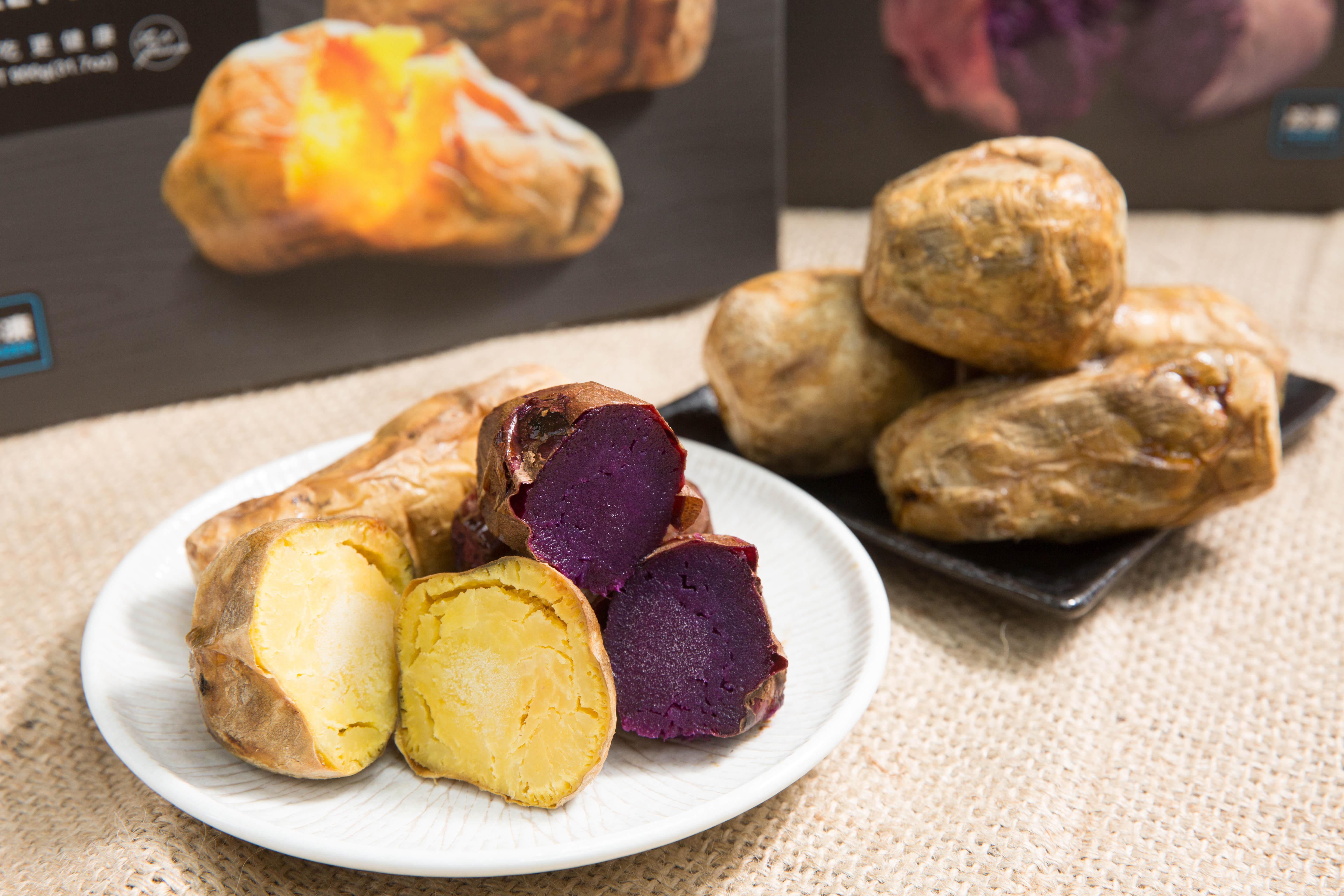 因來不及微波加熱意外爆紅的冰烤地瓜，成為瓜瓜園的招牌產品。（冰烤蕃薯150元／1KG、紫心冰烤番薯220元／1KG）