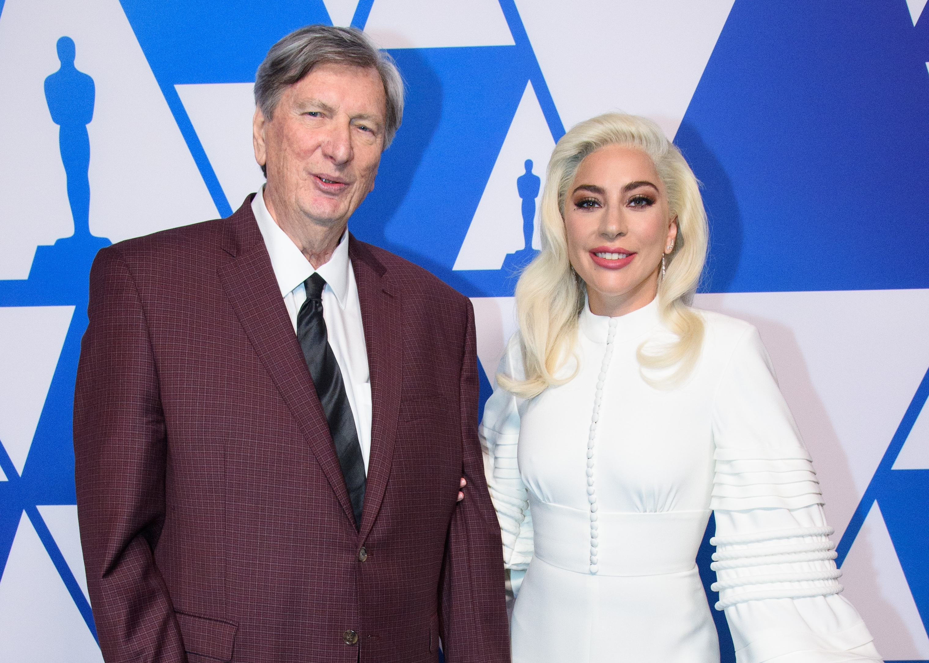 主席約翰貝利（左）與執行長唐休斯頓聯合發表聲明，表示會收回之前的決定，圖右為女神卡卡。（東方IC）