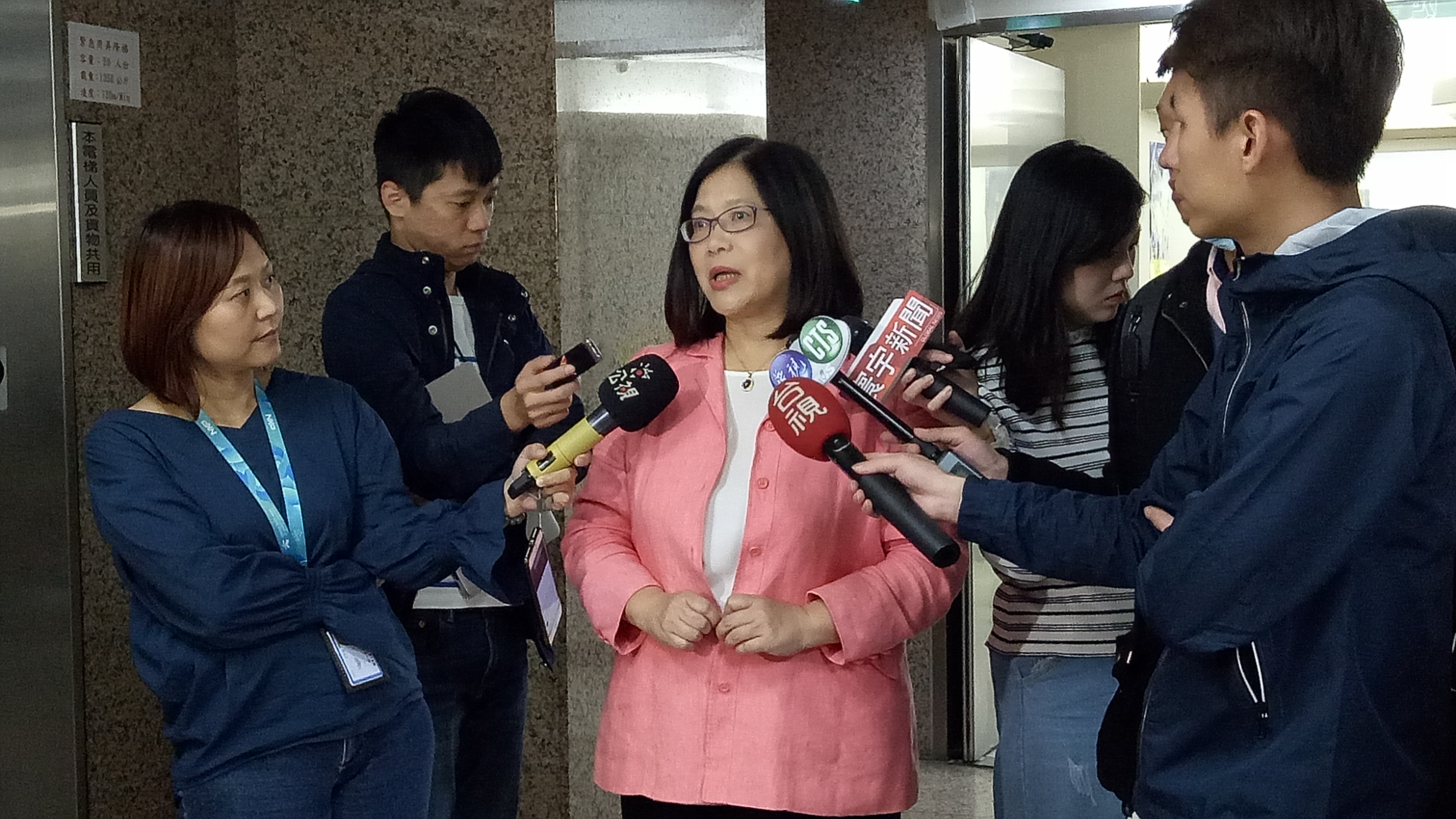 民進黨團新任幹事長管碧玲轉述今午與行政立法協調會報結論。